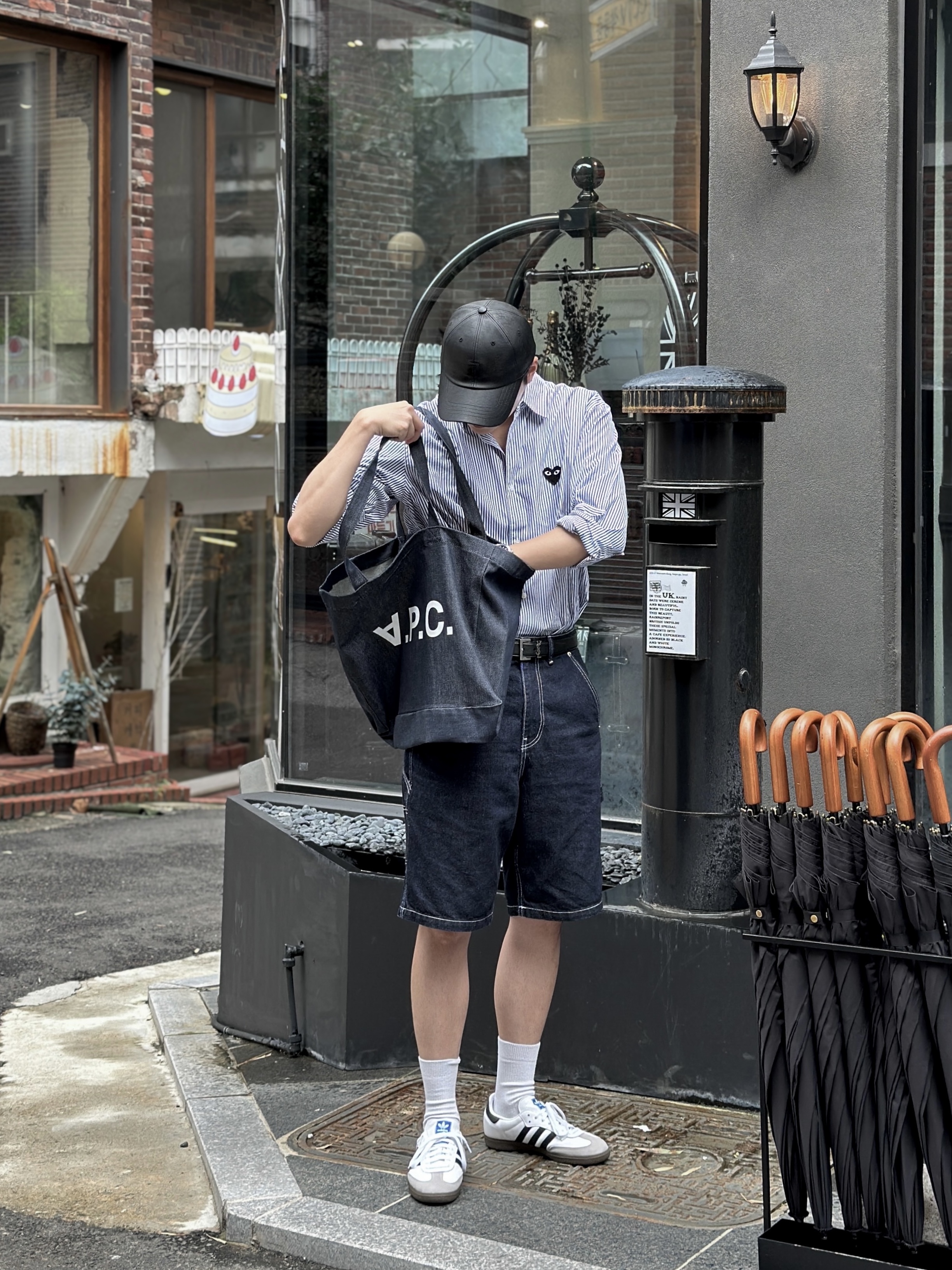 Saint Laurent Leather Silver Monogram Belt Black, Play Comme des Garcons Striped Black Heart Shirt Blue 착용 스타일 - 2