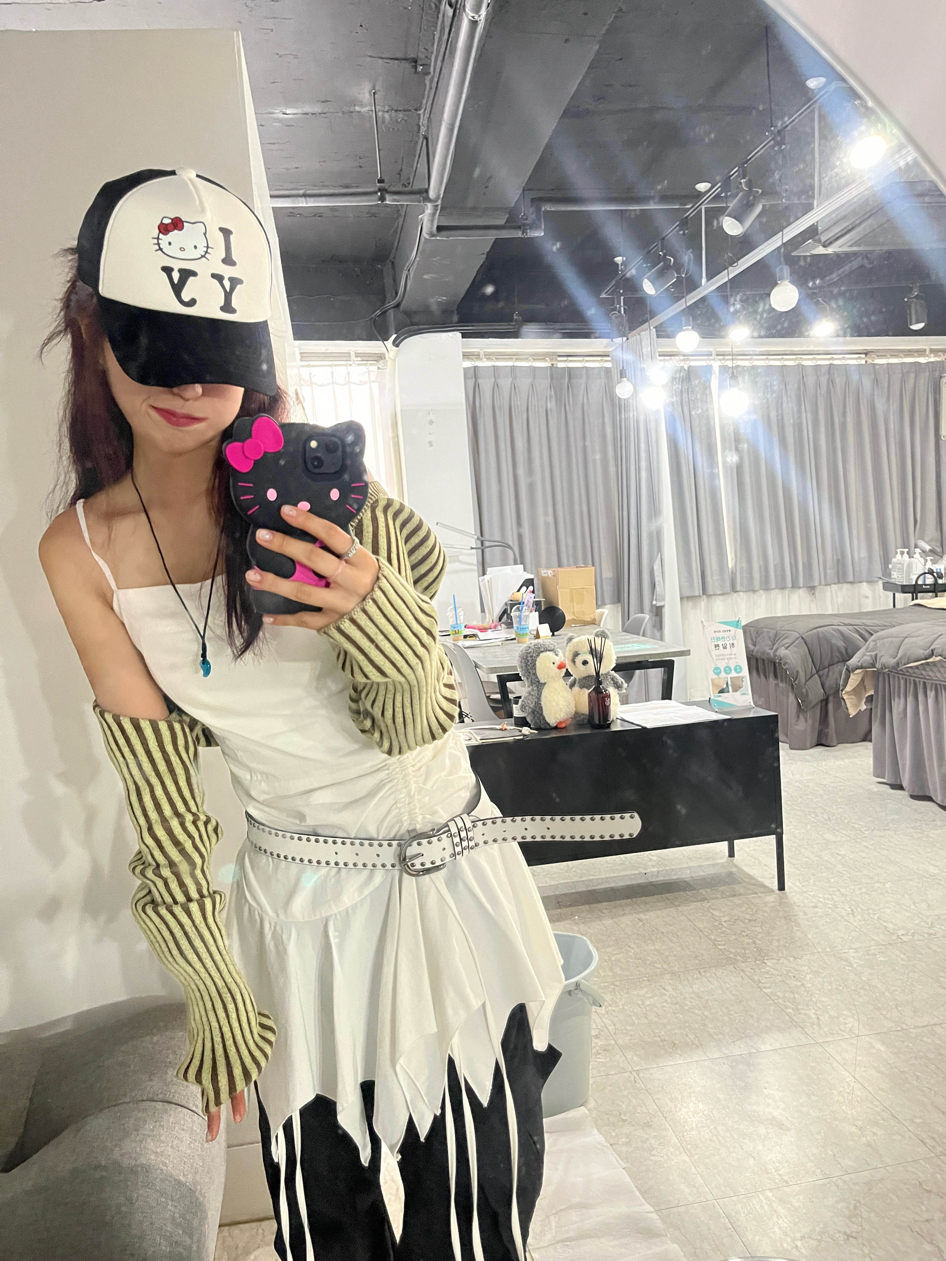 (W) Crocs Classic Platform Clog Black, Open Yy x Hello Kitty Trucker Cap Black 착용 스타일 - 4