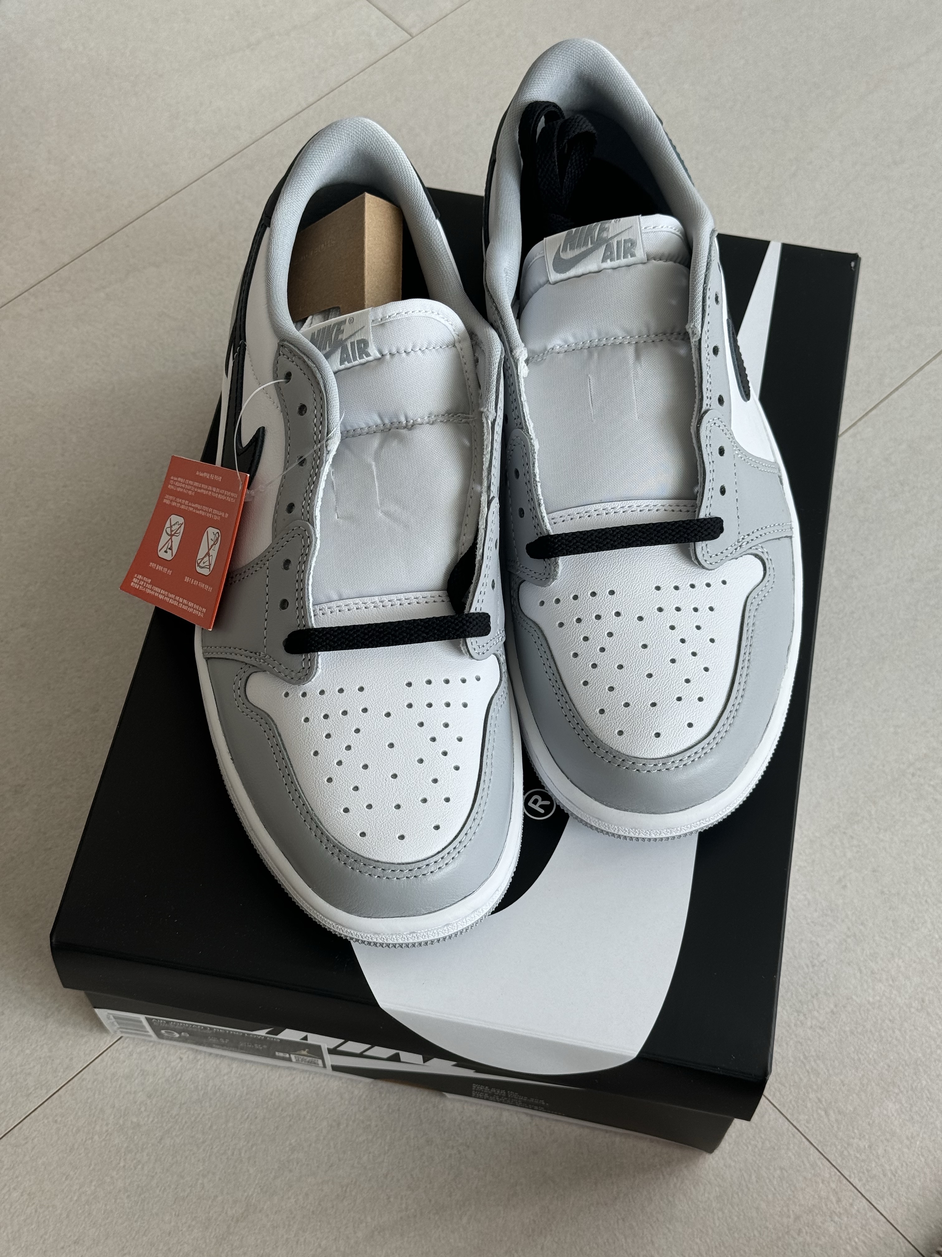 Jordan 1 Retro Low OG Wolf Grey and White 착용 스타일 - 1