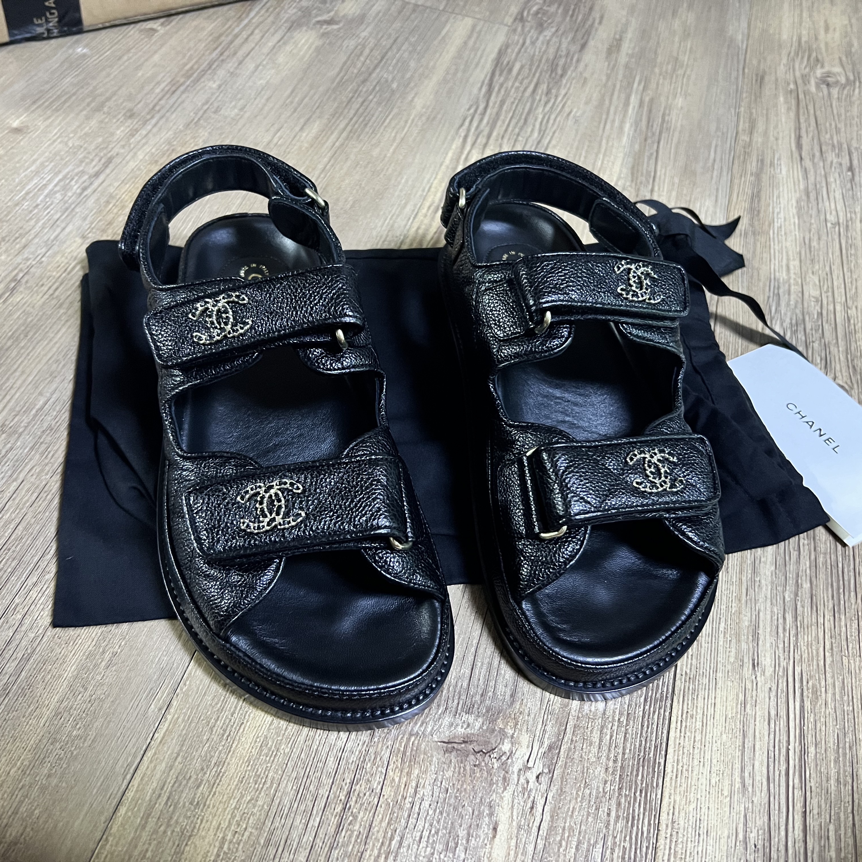 (W) Chanel Sandals Grained Calfskin & Black 착용 스타일 - 1