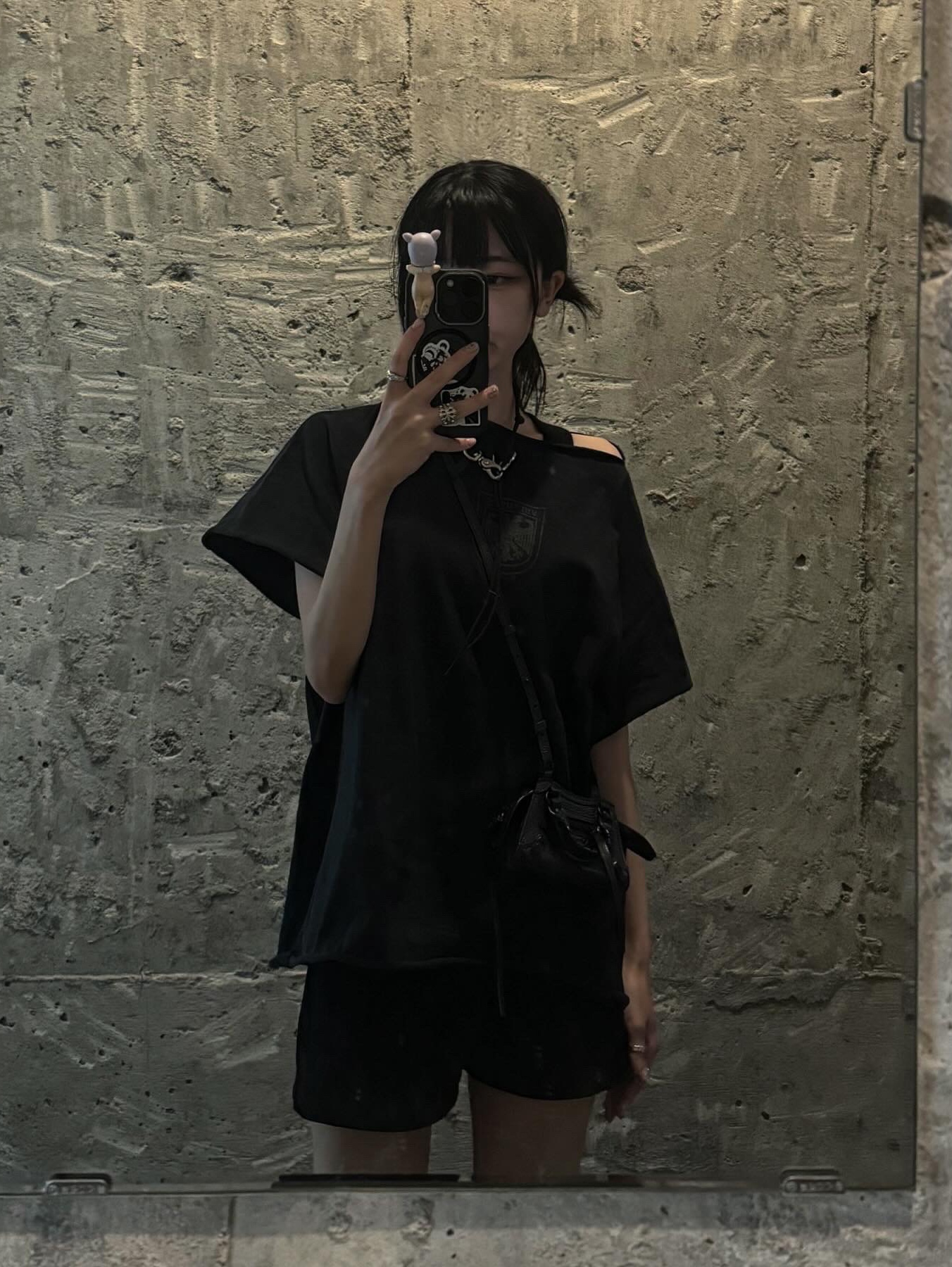 Our Legacy Ladon Leather Keychain Black, Yeezy Vultures Box T-Shirt Black 착용 스타일