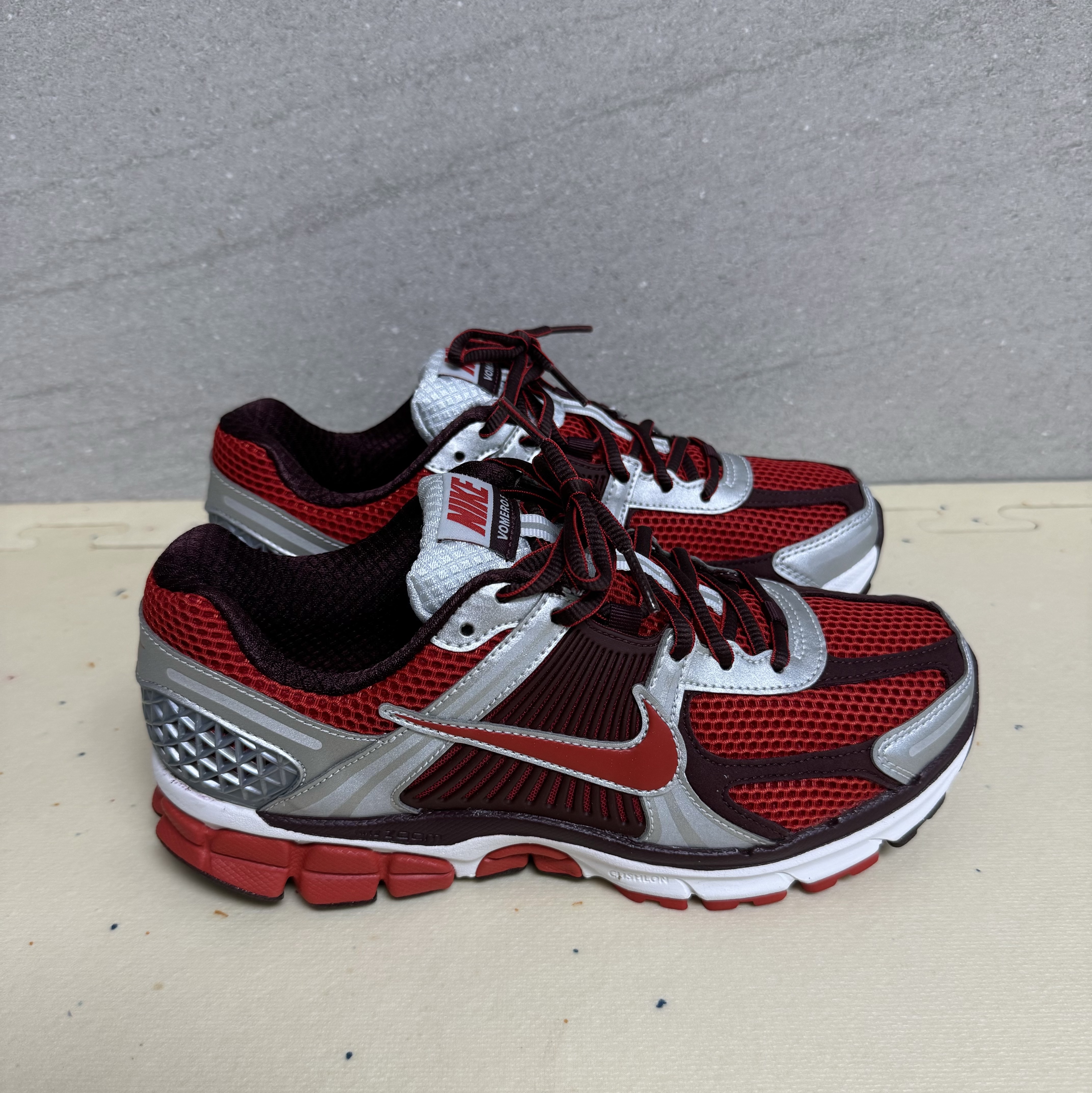 (W) Nike Zoom Vomero 5 Mystic Red and Platinum 착용 스타일 - 2