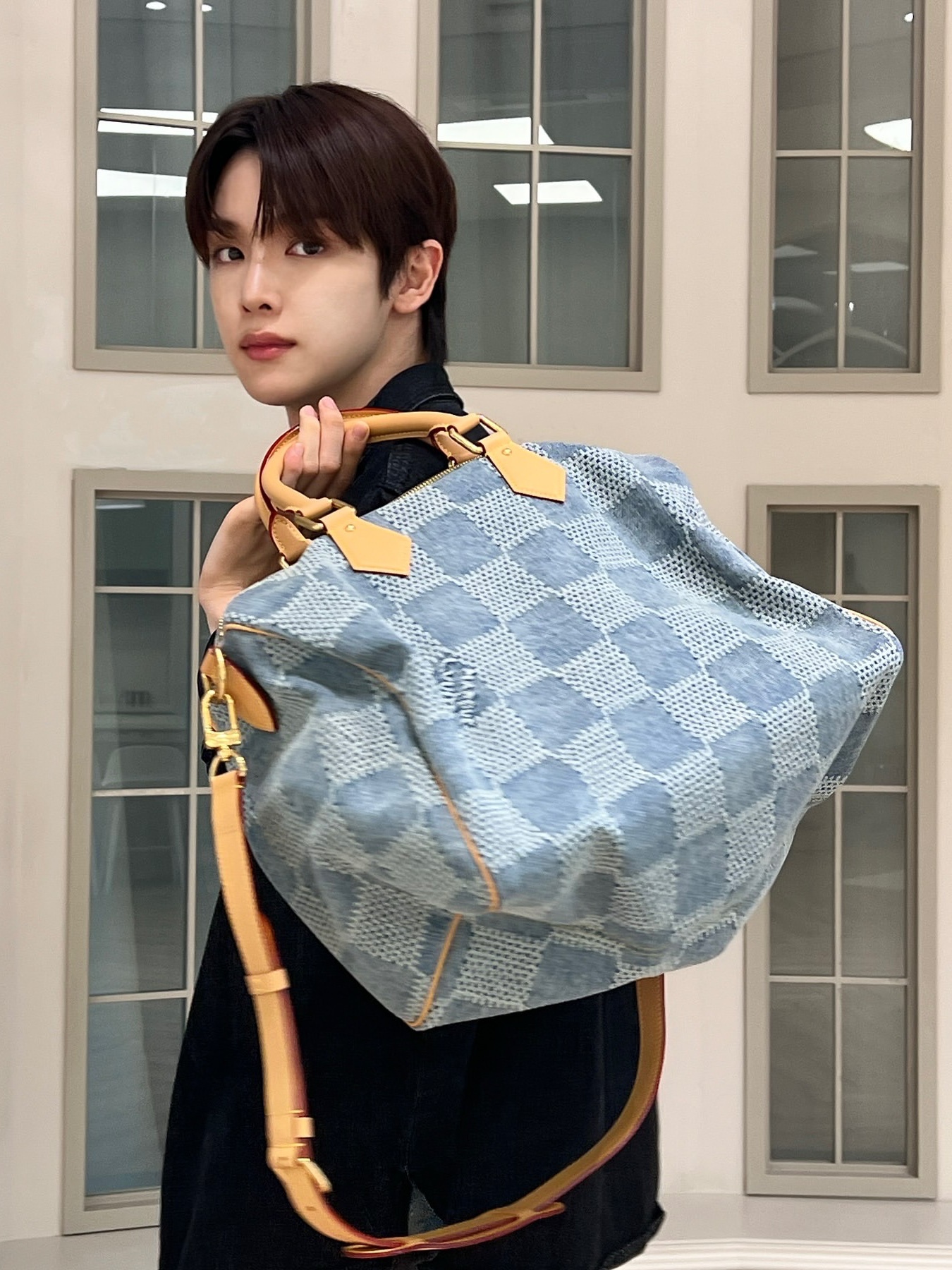 Louis Vuitton Speedy 40 Bandouliere Damier Denim Blue, Louis Vuitton LV Crab Bag Charm Green 착용 스타일 - 3