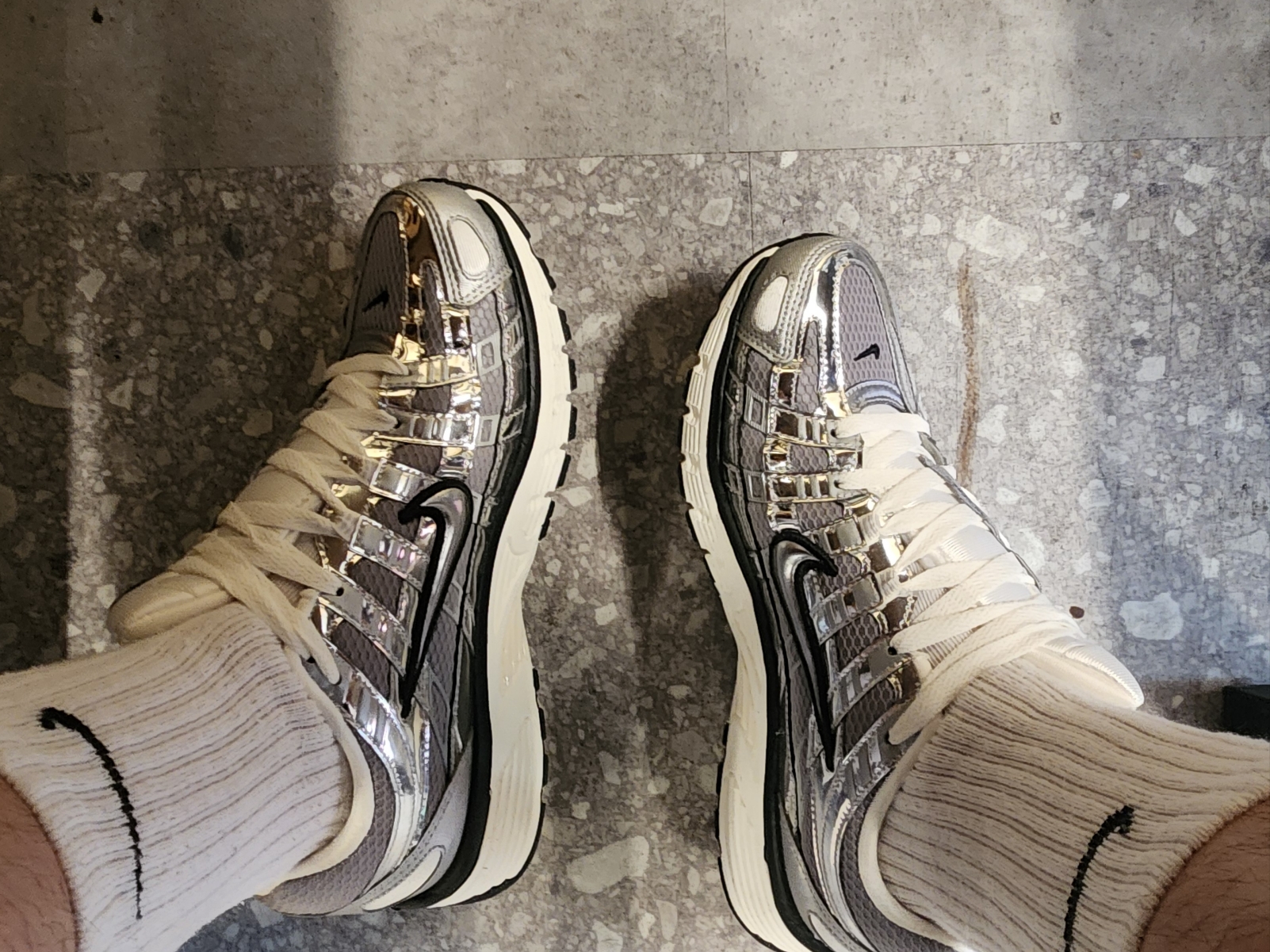 Nike P-6000 Metallic Silver 착용 스타일