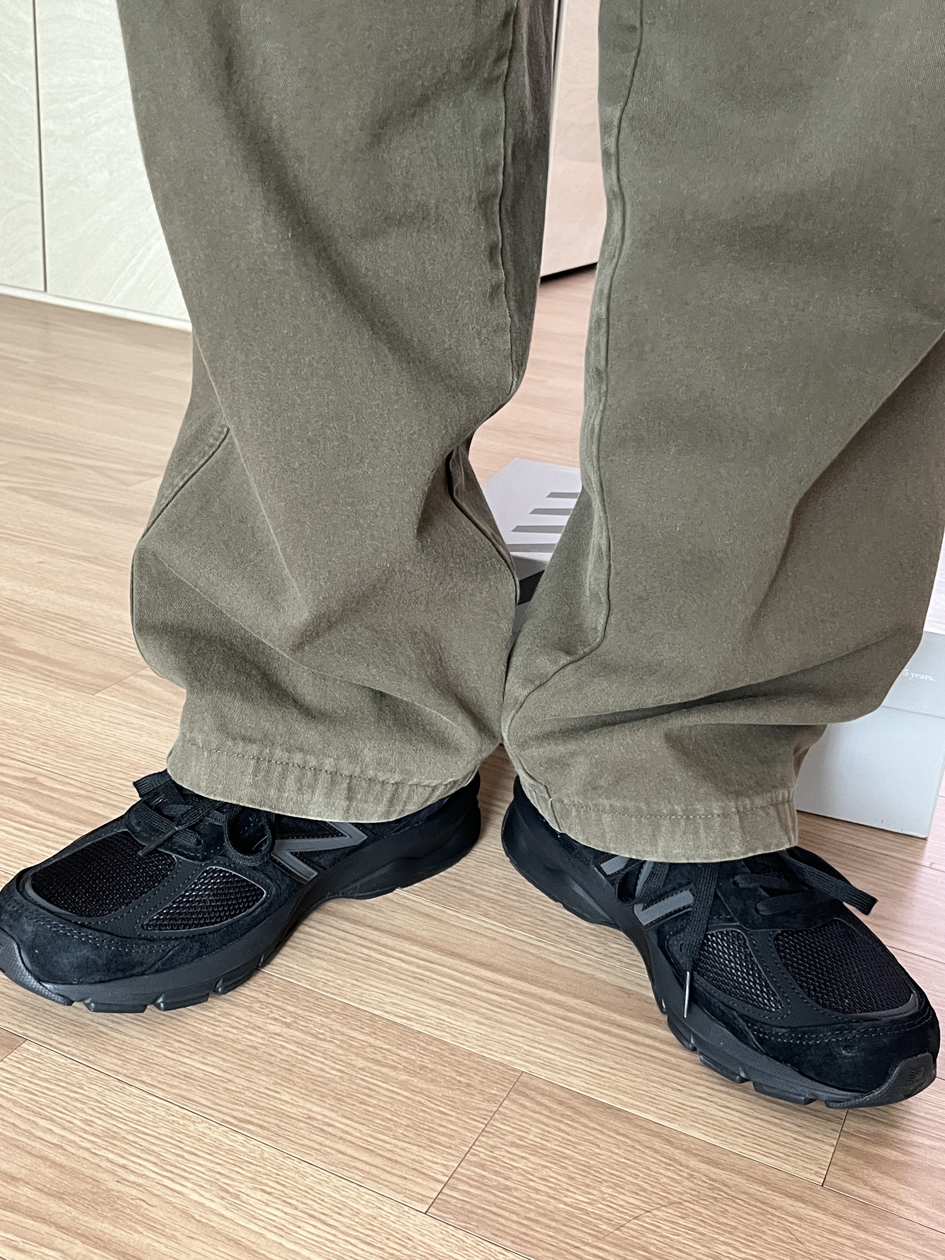 New Balance 990v5 Made in USA Triple Black - D Standard 착용 스타일 - 2