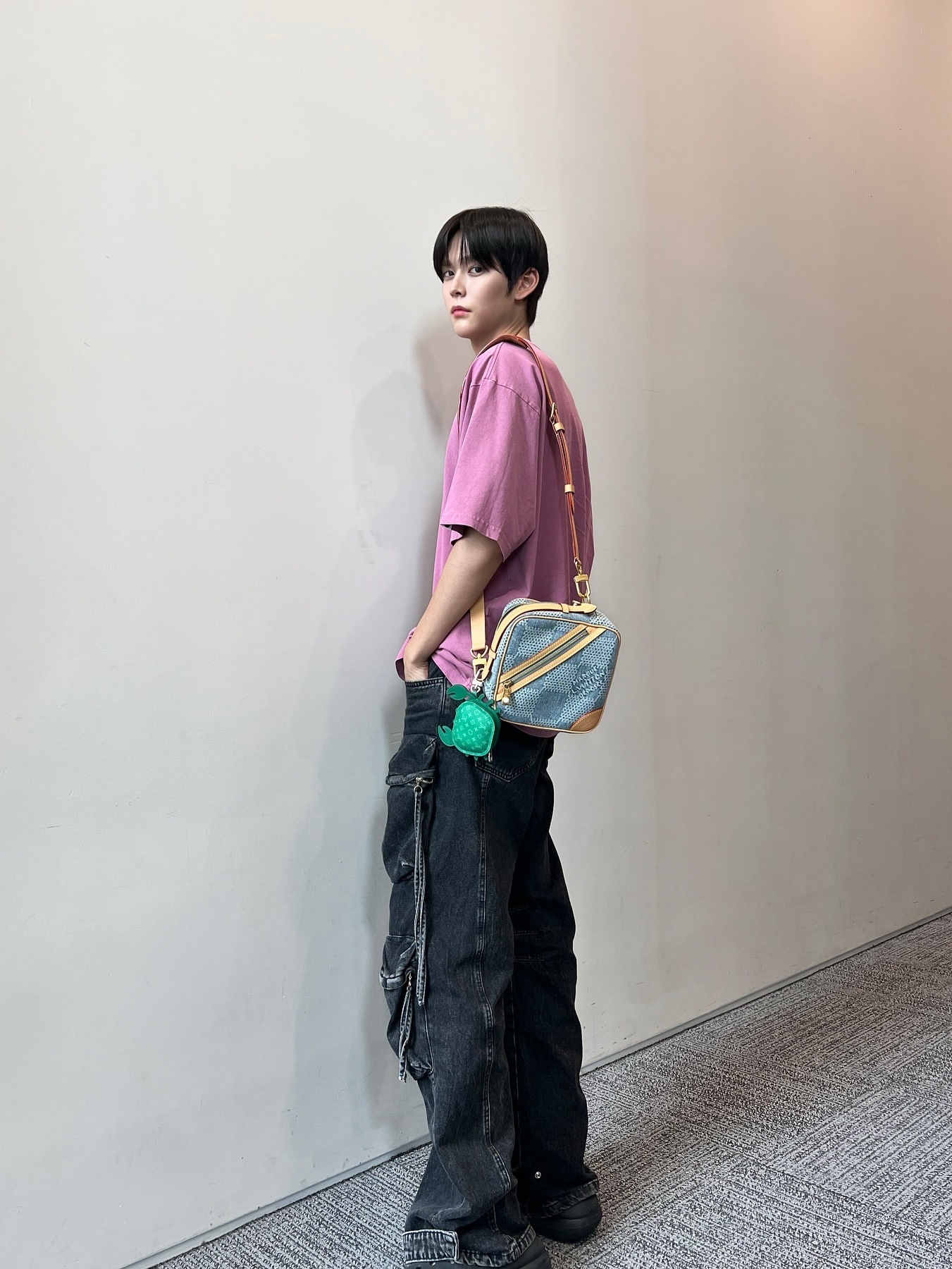 Louis Vuitton LV Crab Bag Charm Green, Louis Vuitton Chess Messenger Damier Denim Blue 착용 스타일 - 1