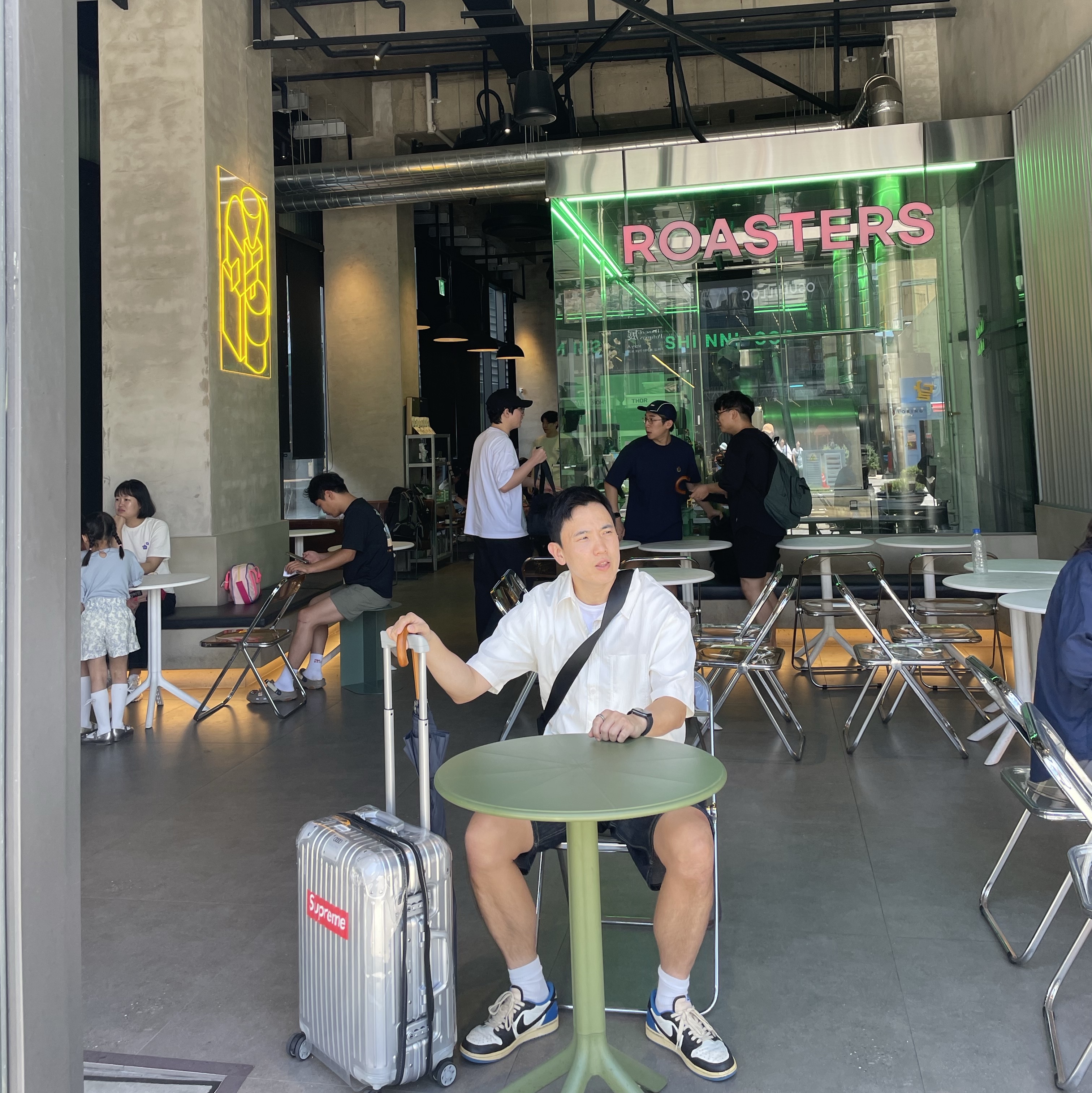 Jordan 1 x Travis Scott x Fragment Retro Low OG SP Military Blue, Rimowa Original Cabin S Aluminium Suitcase Silver 착용 스타일