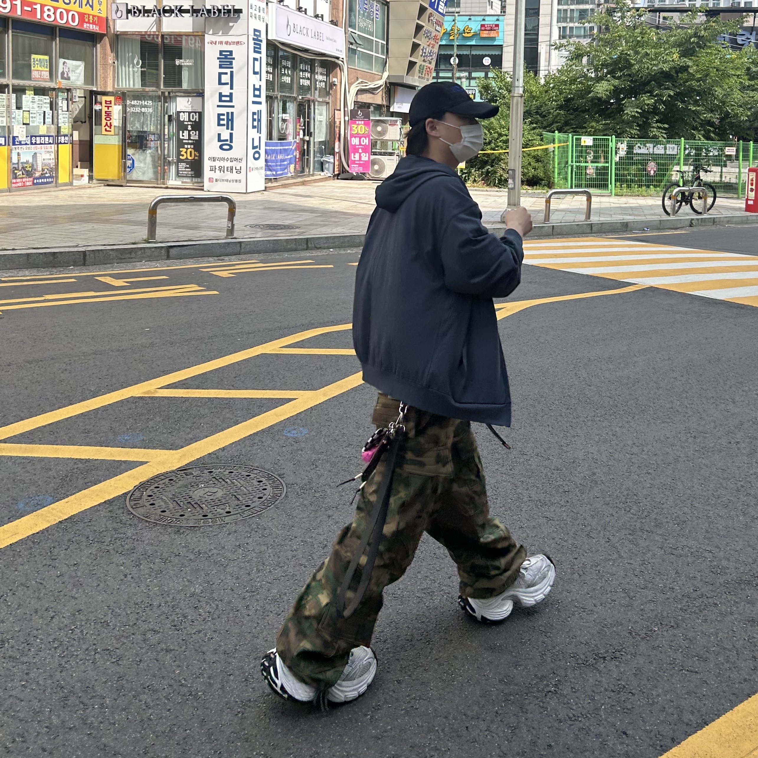 Farfromwhat Far Camo Cargo Pants Green, Balenciaga 10XL Sneakers White Grey Silver Black 착용 스타일 - 1