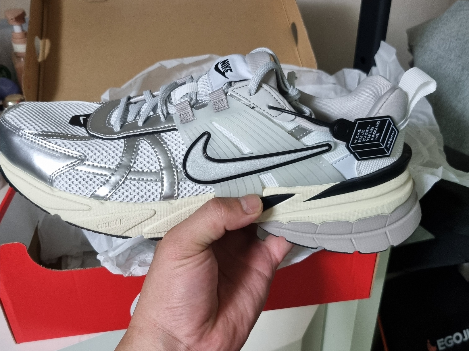 Nike V2K Run Pure Platinum Light Iron Ore 착용 스타일