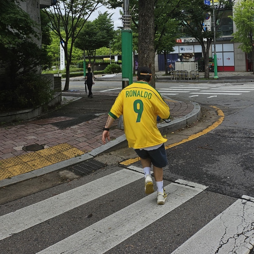 Nike Brazil 1998 Reissue Soccer Replica Jersey Varsity Maize Ronaldo (Marking Ver.), Nike x Sacai x Undercover LDWaffle Black Bright Citron 착용 스타일