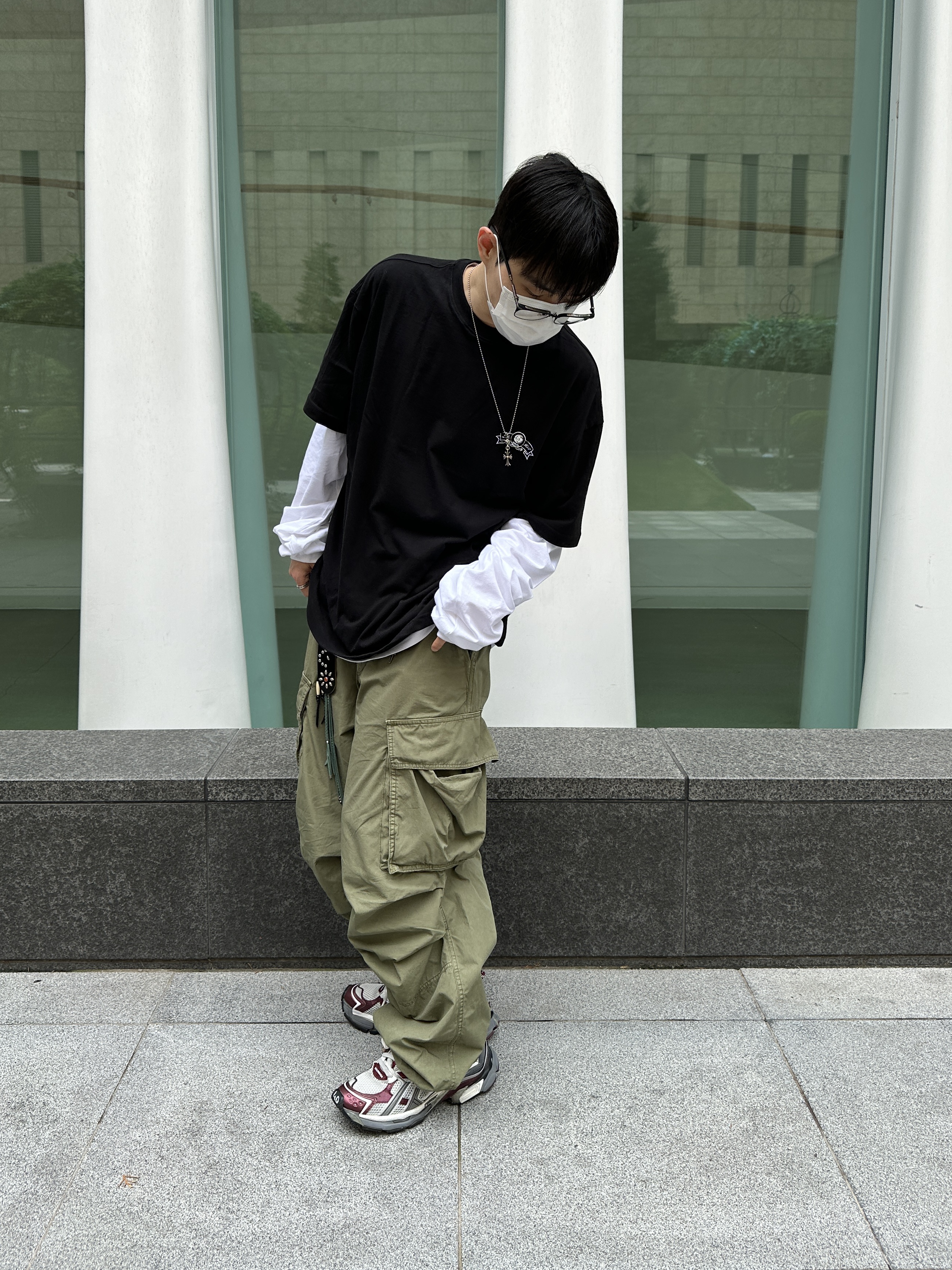 Balenciaga Runner Sneakers Grey Burgundy 착용 스타일 - 4