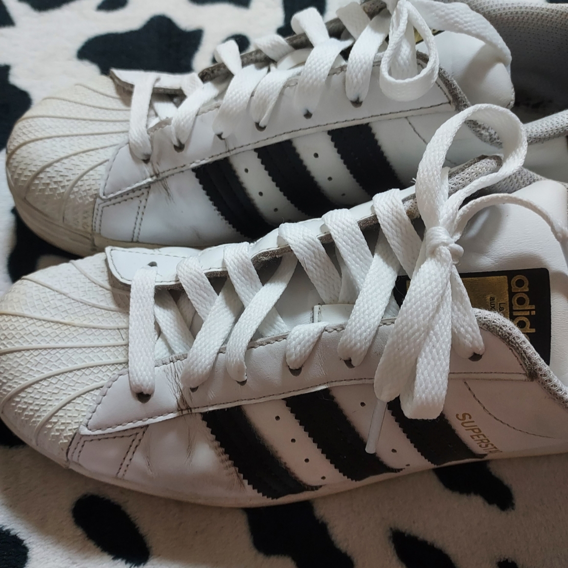 Adidas Superstar White Black 착용 스타일 - 2