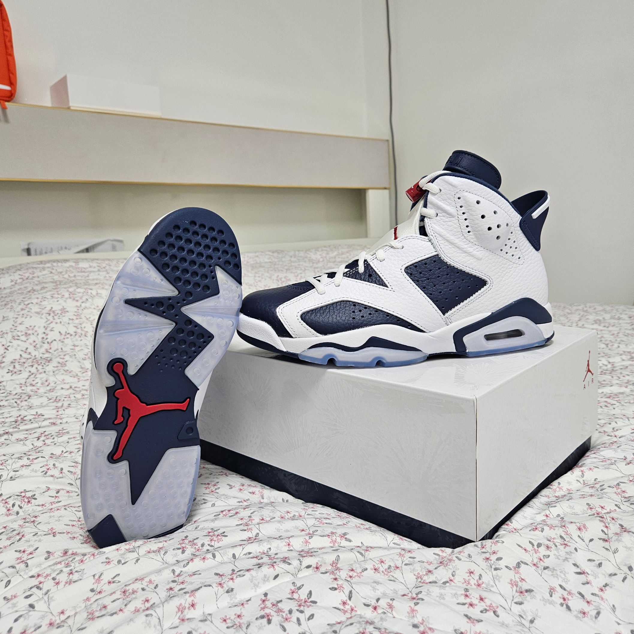 Jordan 6 Retro White and Midnight Navy 착용 스타일 - 2