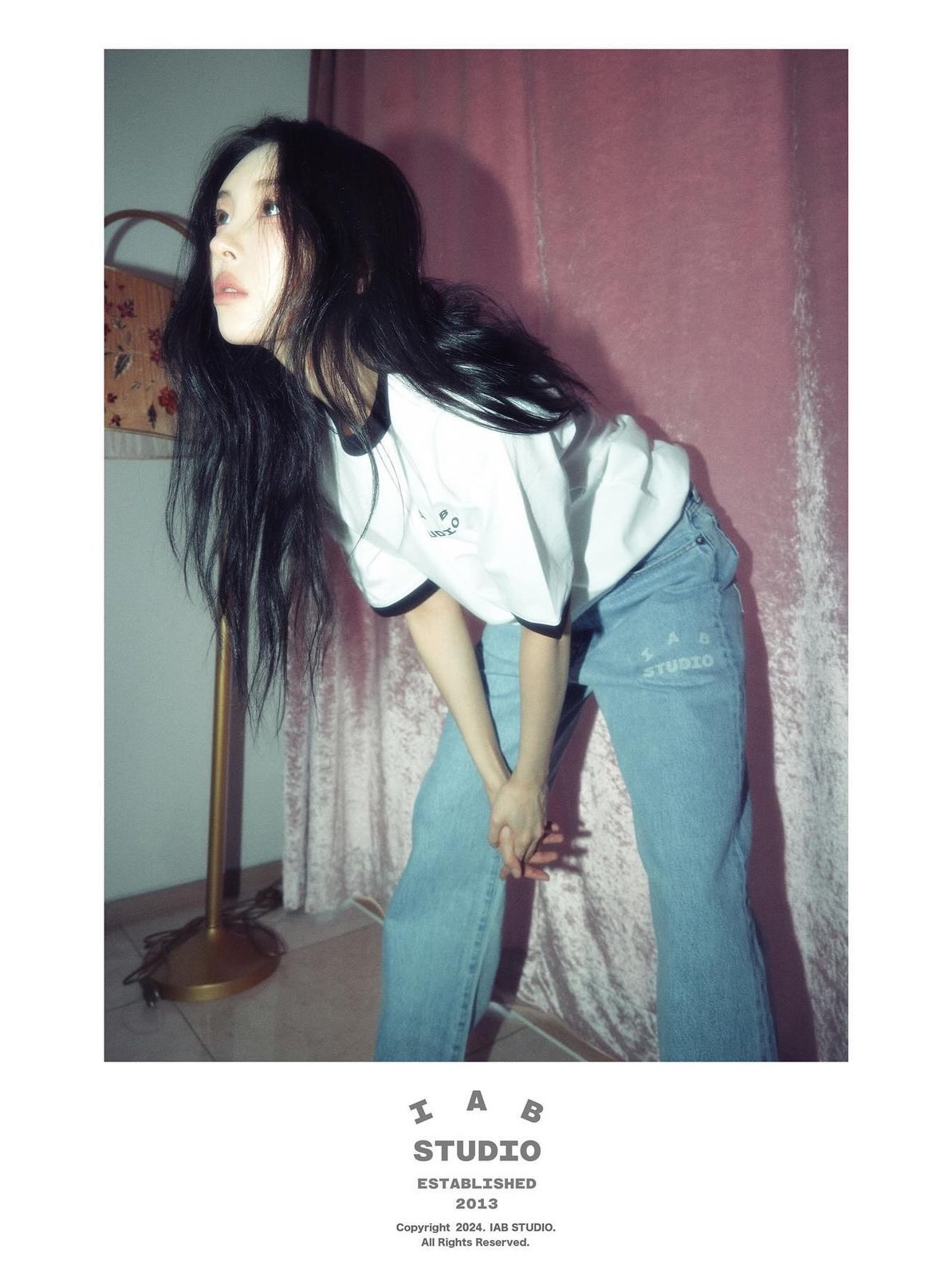 IAB Studio Established T-Shirt White Black 착용 스타일 - 2