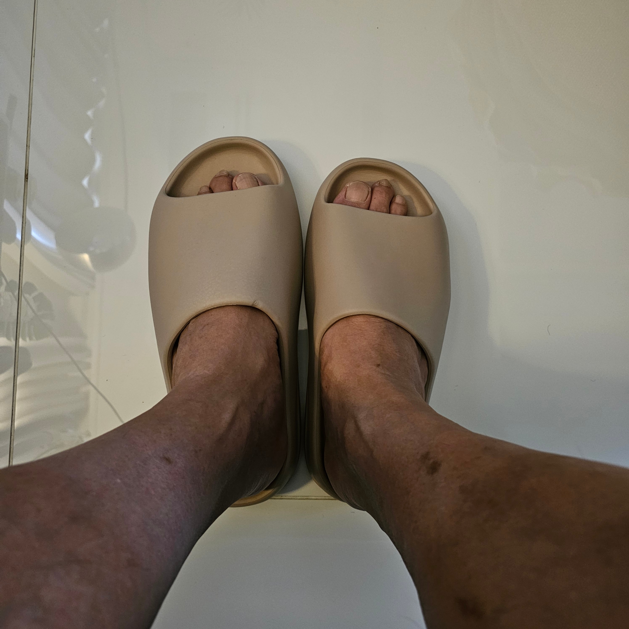 Adidas Yeezy Slide Pure 착용 스타일 - 1