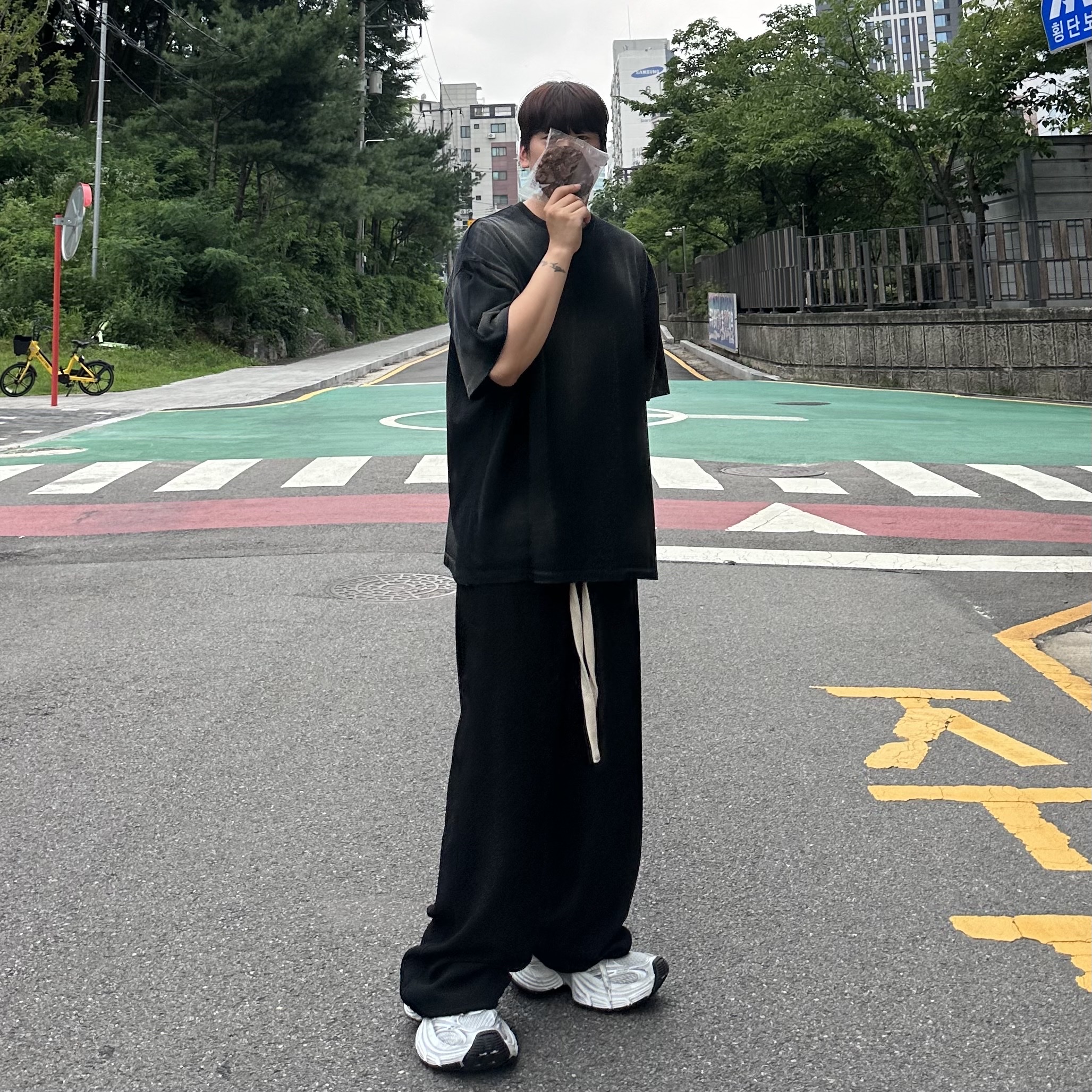 Nonnod Back Detail T-shirt Washed Black, Nonnod Capri Pajama Pants Jacquard Black 착용 스타일 - 3