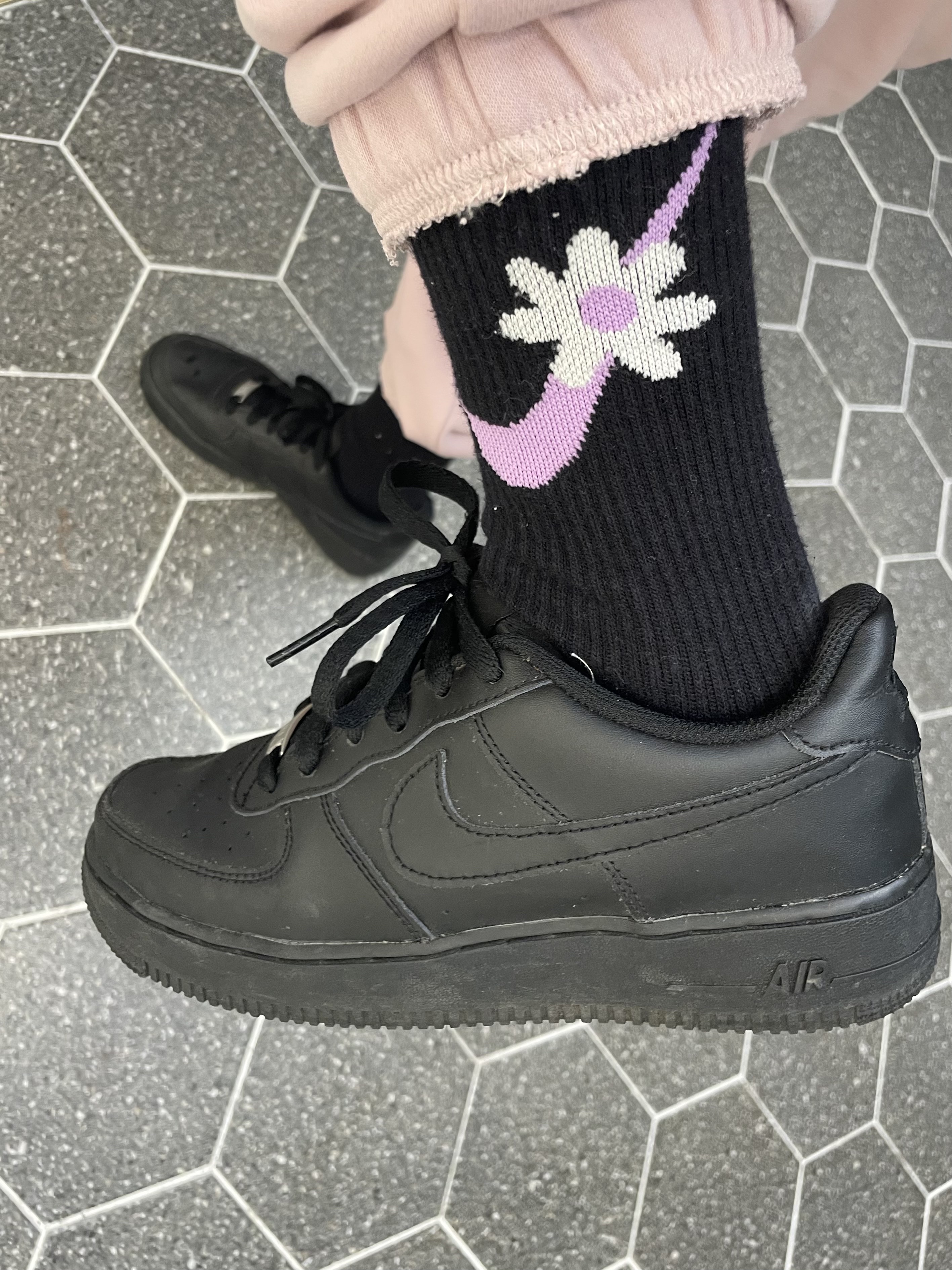 (W) Nike Air Force 1 '07 Low Triple Black, (Kids) Nike Everyday Plus Socks Multicolor (6 Pack/Korean Ver.) 착용 스타일 - 3