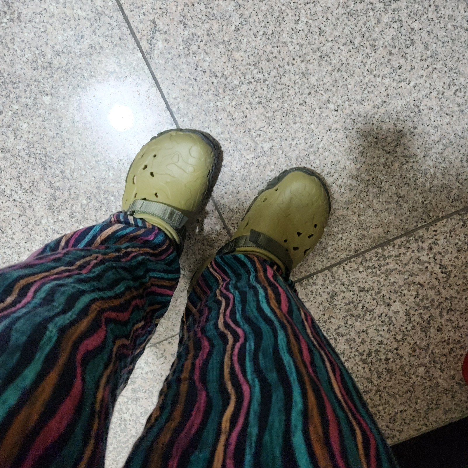 Crocs x Roa Hiking Atlas Clog Aloe Multi 착용 스타일 - 1