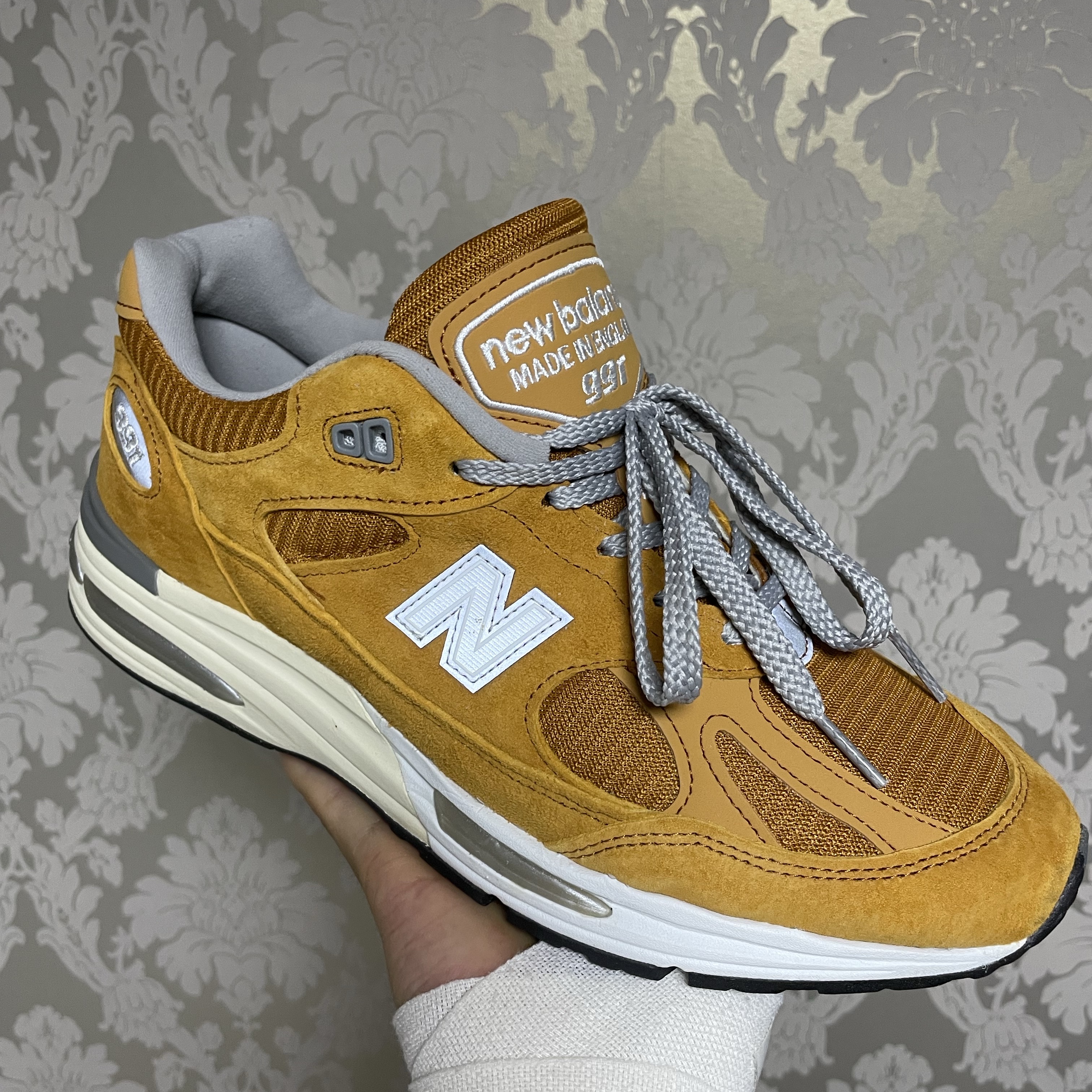 New Balance 991v2 Made in UK Yellow Silver 착용 스타일