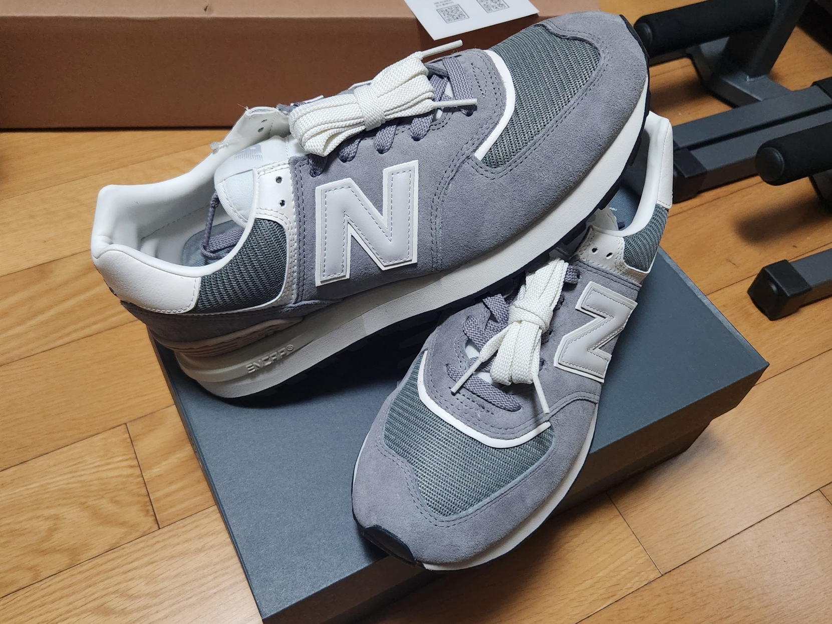 New Balance 574 Legacy Shadow Grey 착용 스타일