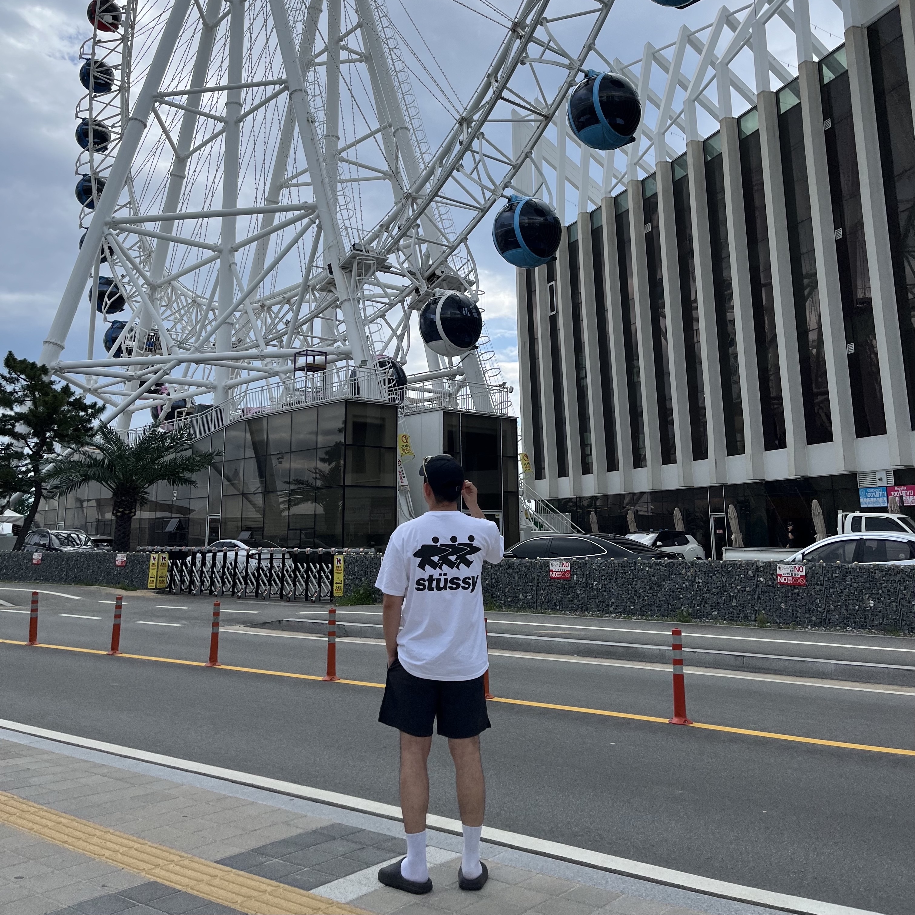 Stussy Surfwalk T-Shirt White 착용 스타일