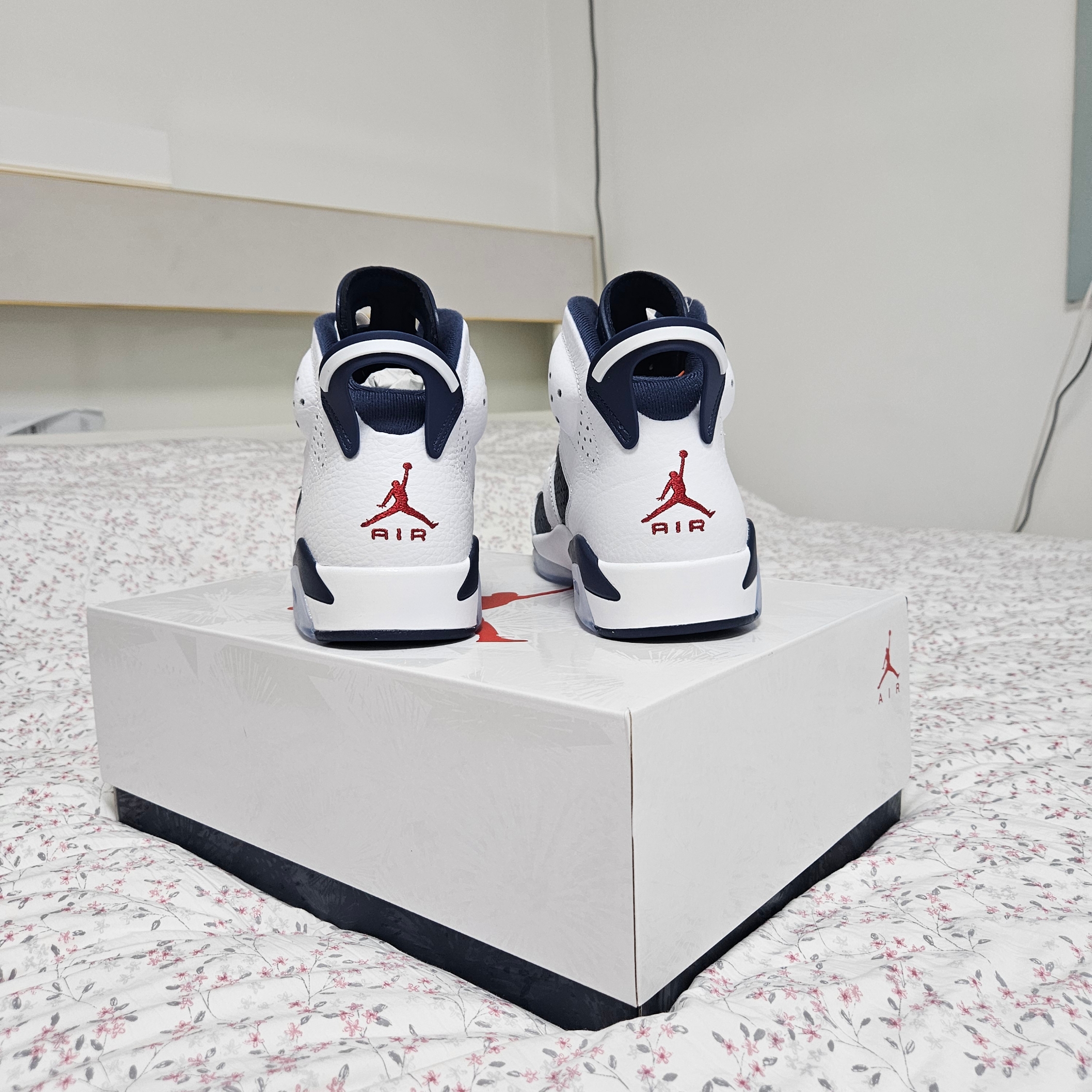 Jordan 6 Retro White and Midnight Navy 착용 스타일 - 3