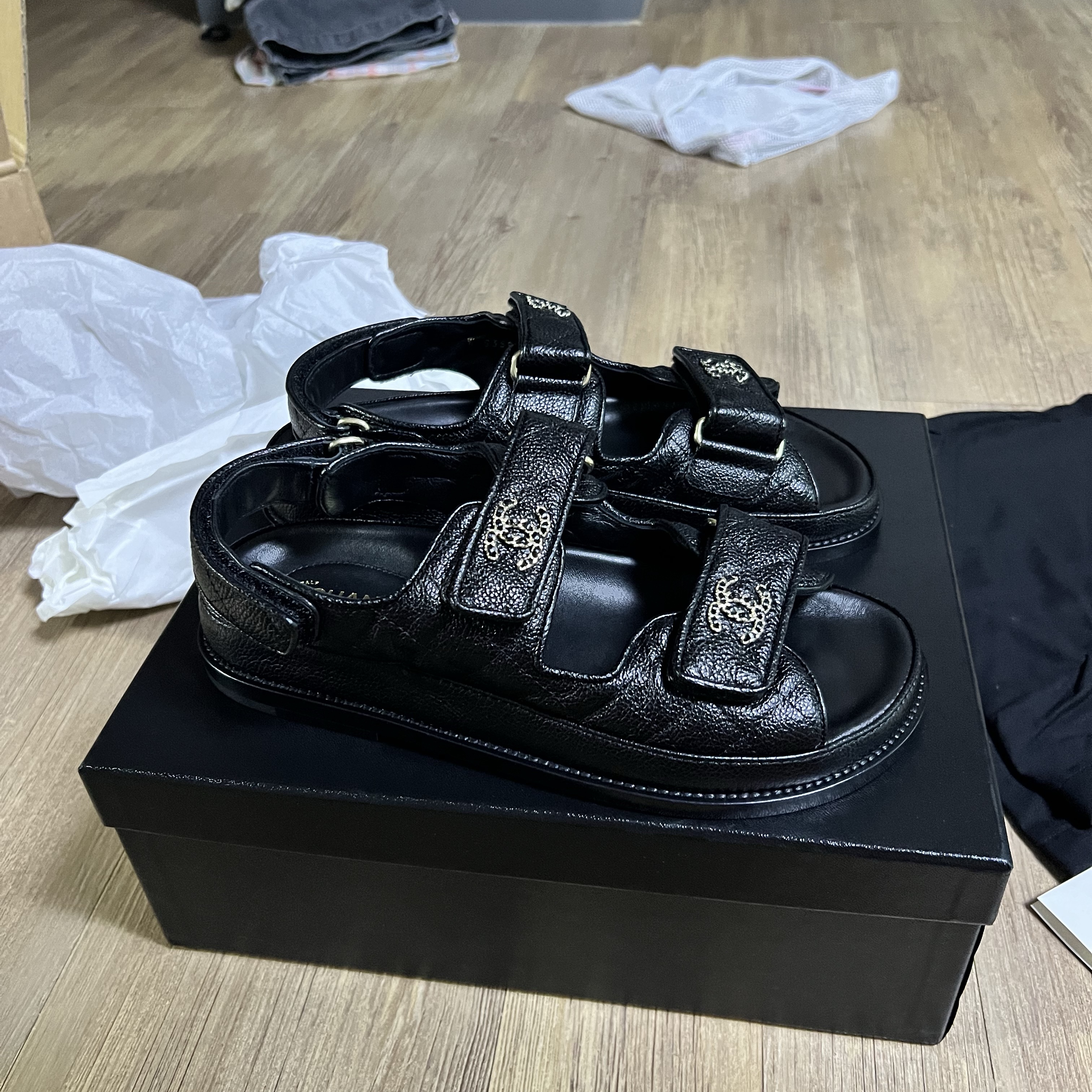 (W) Chanel Sandals Grained Calfskin & Black 착용 스타일 - 3