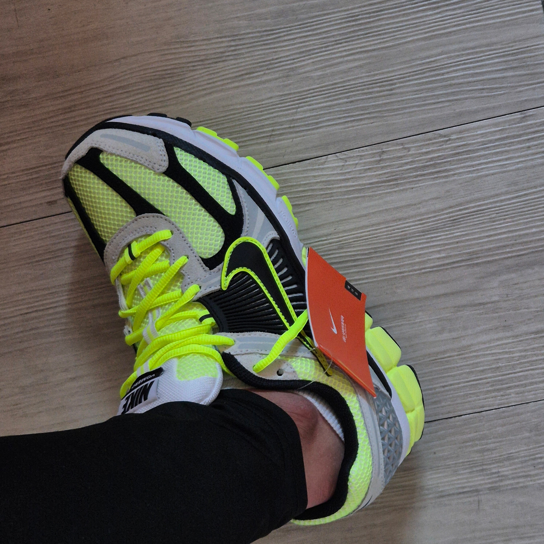 Nike Zoom Vomero 5 Volt Metallic Platinum 착용 스타일 - 3