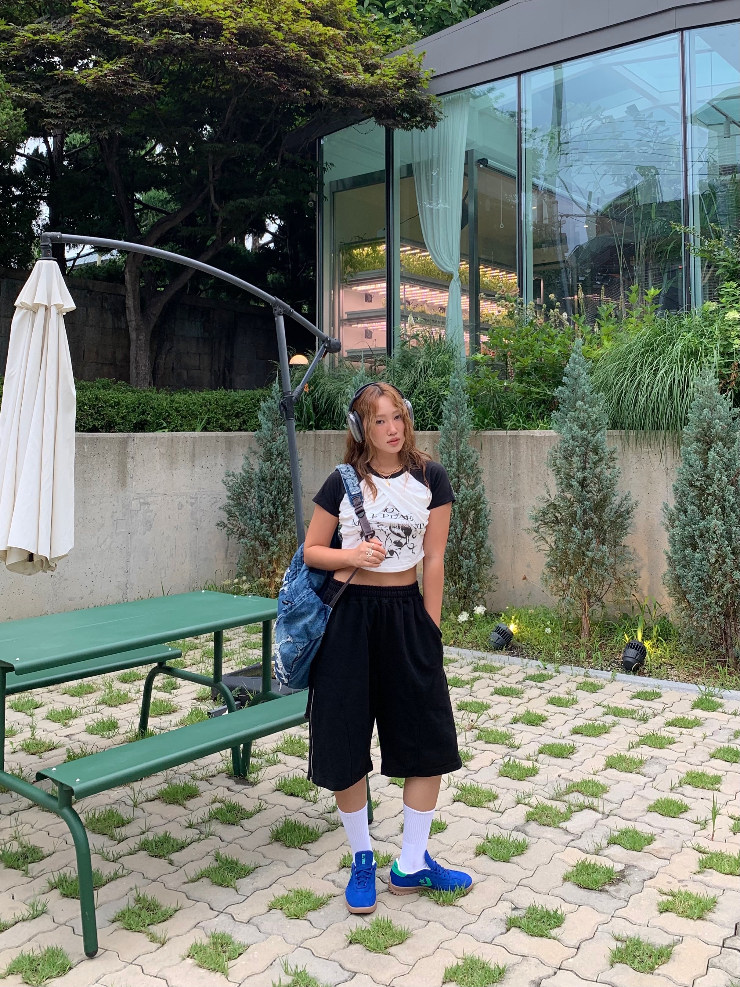 Converse Run Star Trainer Black Egret, Apple AirPods Max Lightning Space Gray (Korean Ver.) 착용 스타일 - 2