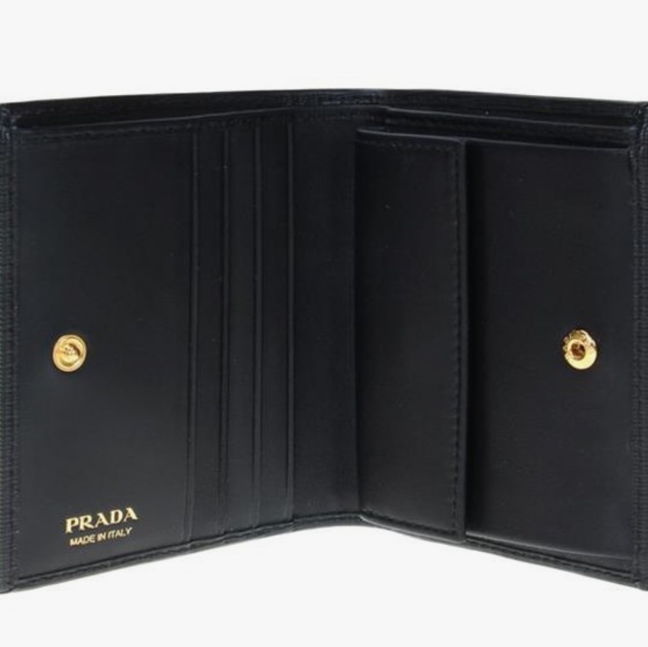 Prada Vitello Move Leather Card Holder Black 착용 스타일 - 1