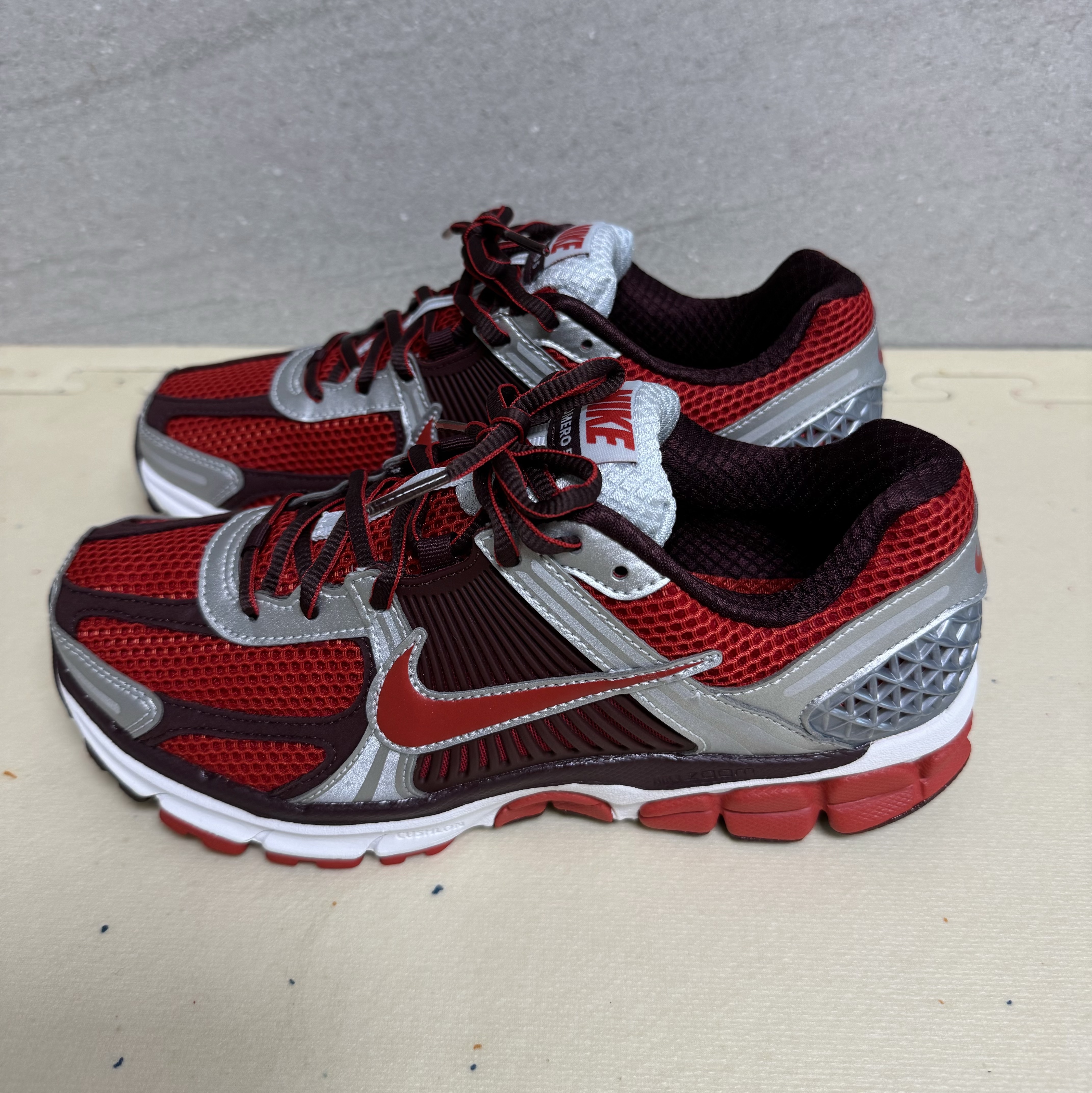 (W) Nike Zoom Vomero 5 Mystic Red and Platinum 착용 스타일 - 1