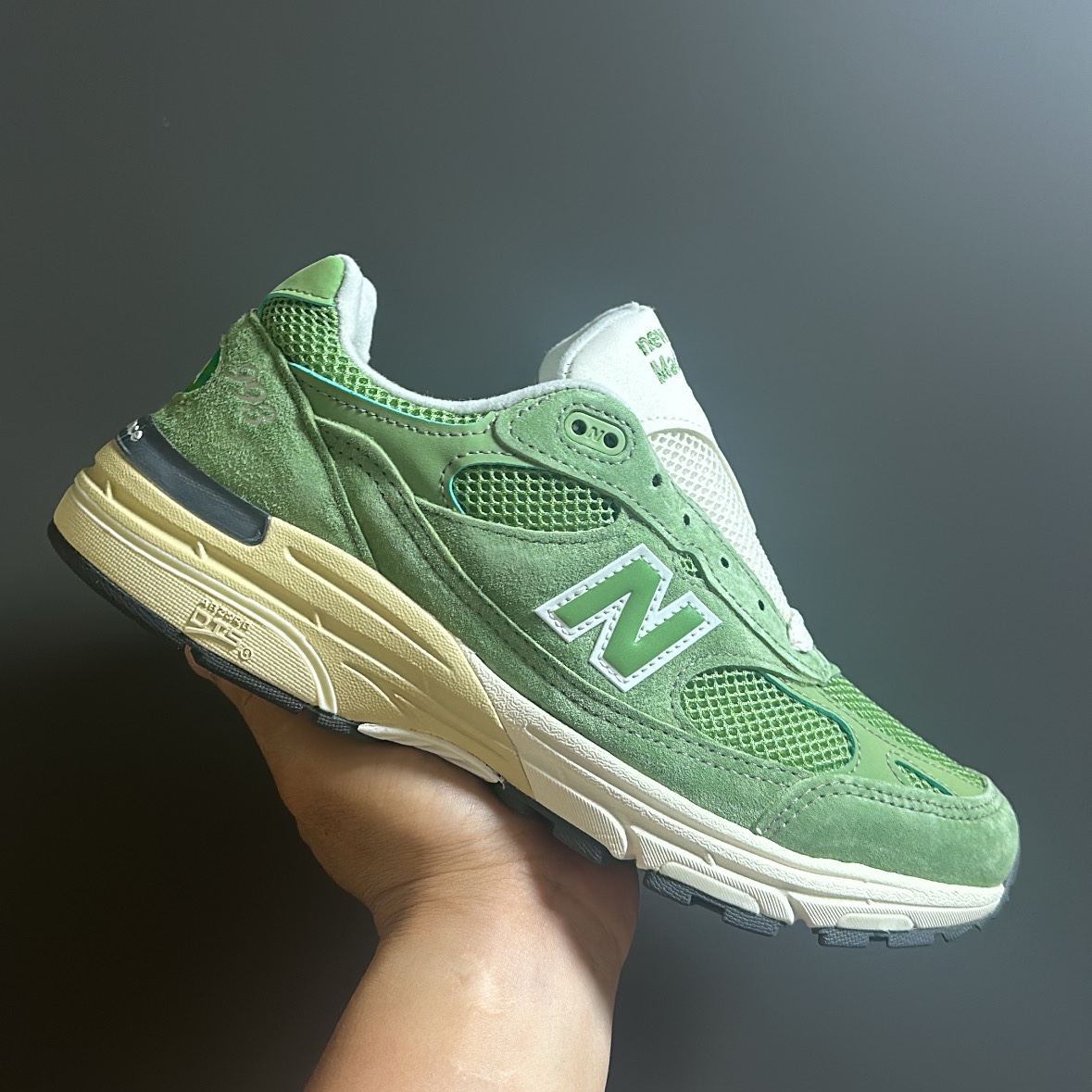 New Balance 993 Made in USA Purple Interstellar, New Balance 993 Made in USA Chive Sea Salt 착용 스타일 - 2