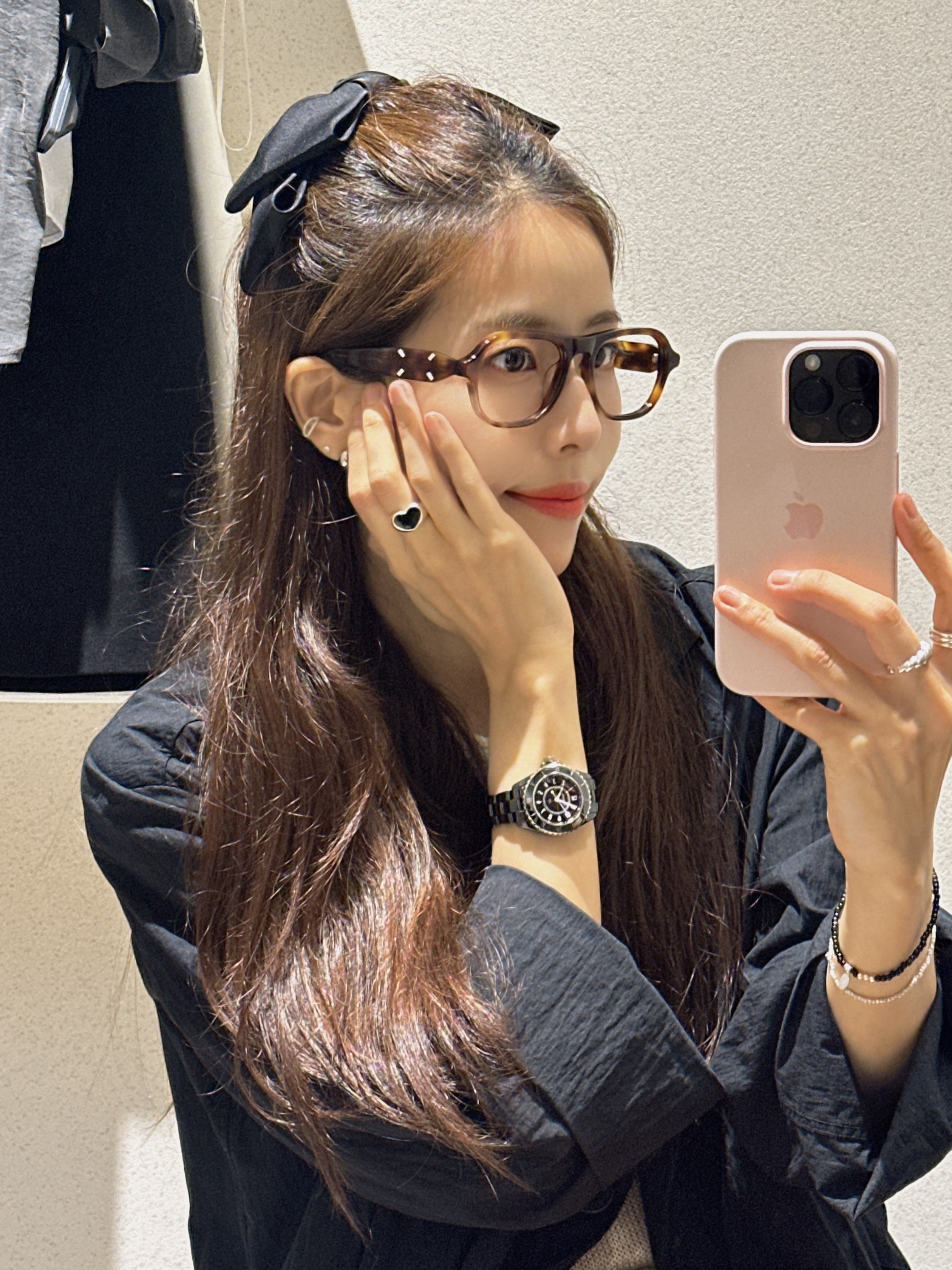 Gentle Monster x Maison Margiela MM113 Tortoiseshell Clear, Chanel J12 Watch 33mm Quartz Black 착용 스타일 - 3