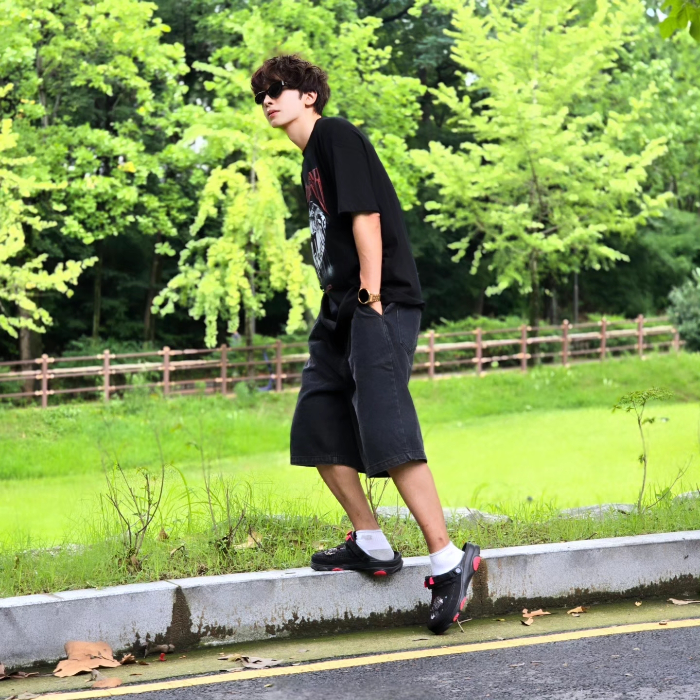 Samsung Galaxy Watch6 44mm LTE Silver (Korean Ver.), Crocs x Staple Classic All Terrain Clog Black 착용 스타일 - 1