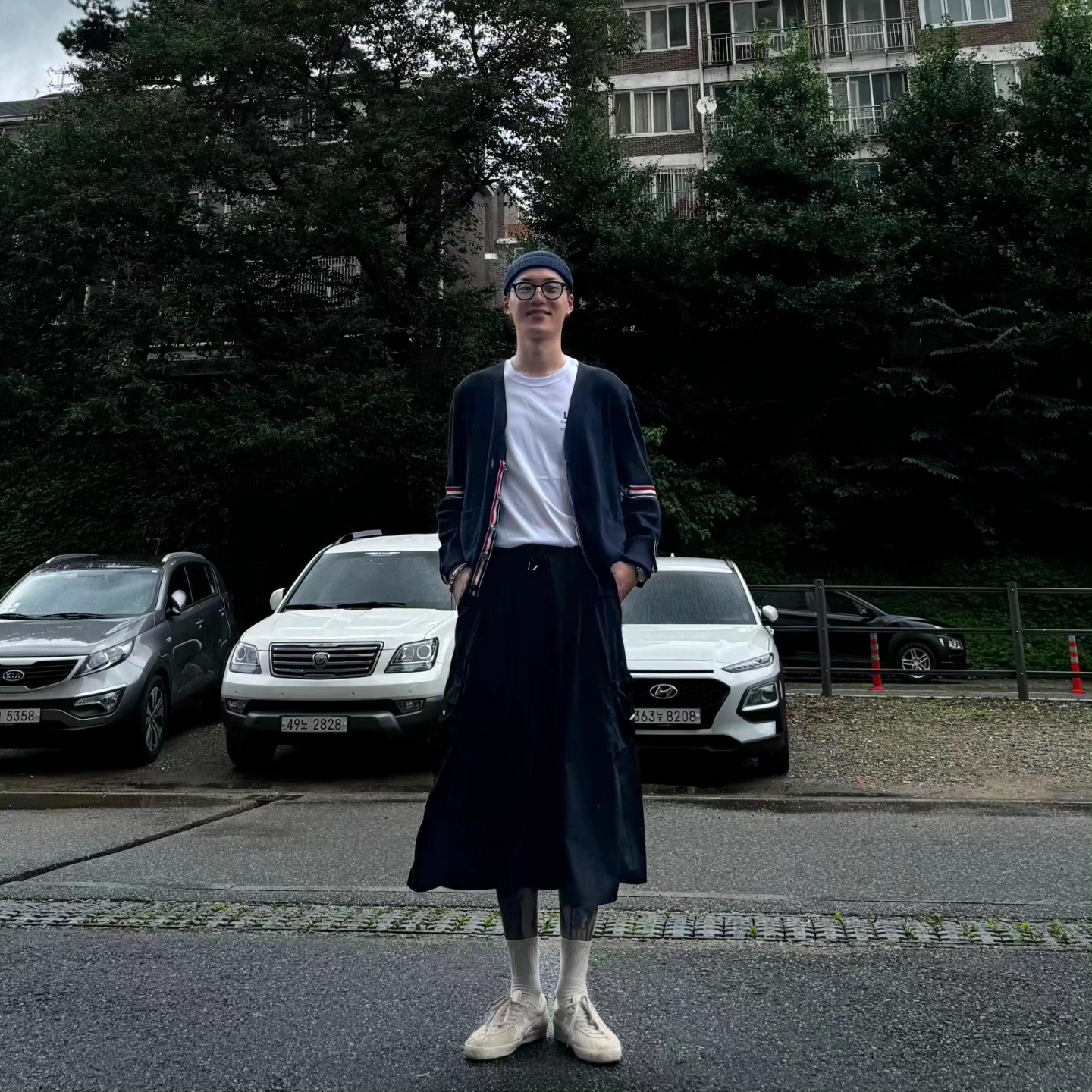Thom Browne Milano Stitch Armband Cardigan Navy, Onitsuka Tiger Mexico 66 SD Cream Birch 착용 스타일 - 1