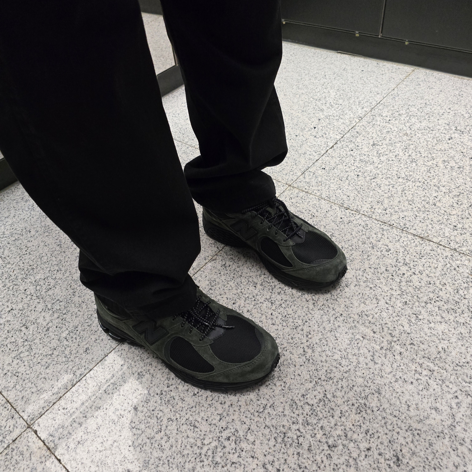 New Balance x JJJJound 2002R Gore-Tex Pine 착용 스타일