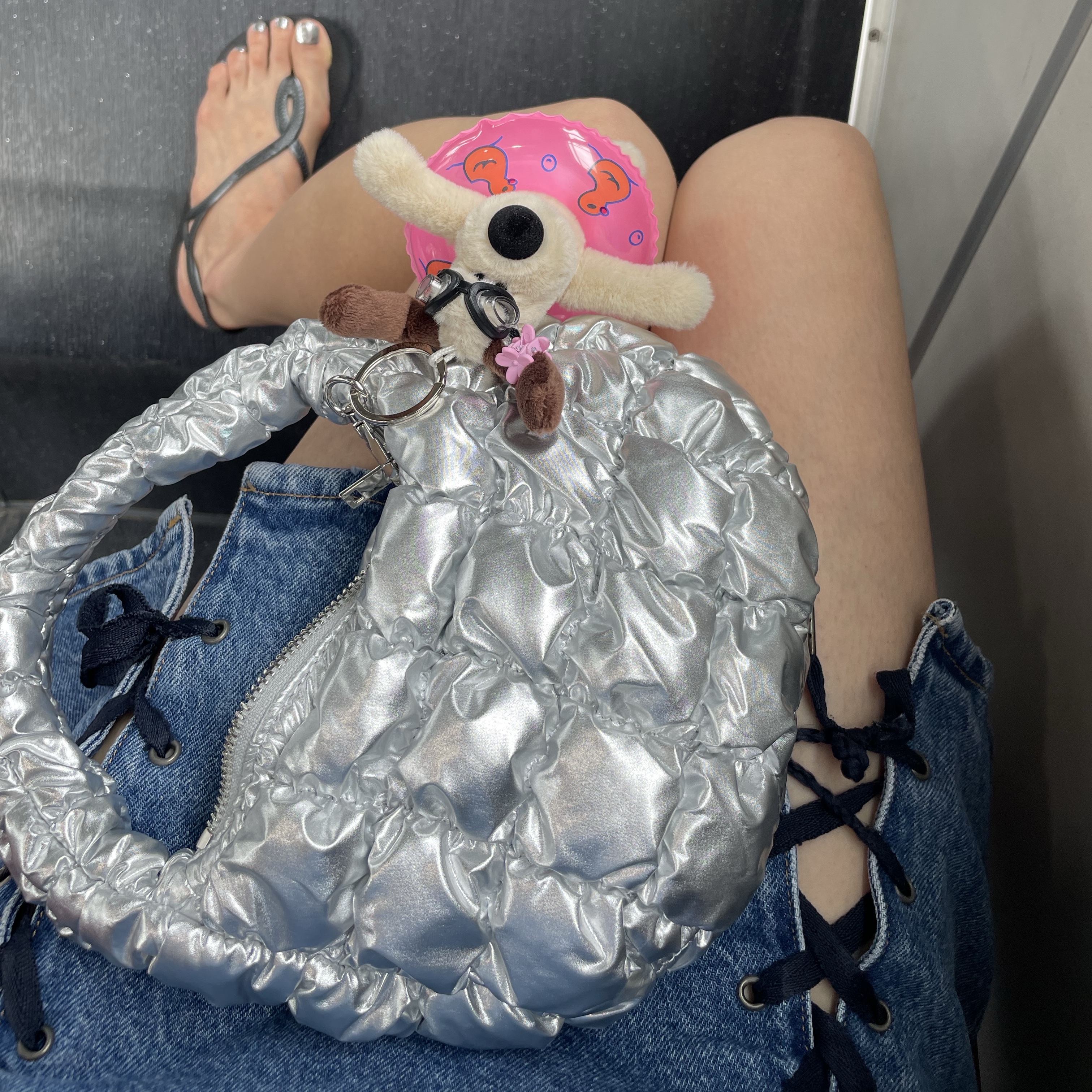 COS Quilted Micro Bag Silver 착용 스타일 - 1
