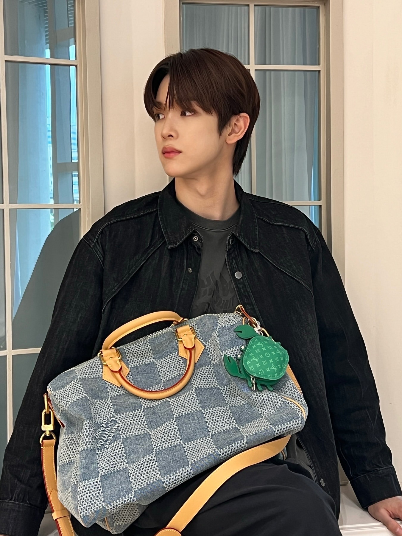 Louis Vuitton Speedy 40 Bandouliere Damier Denim Blue, Louis Vuitton LV Crab Bag Charm Green 착용 스타일 - 4