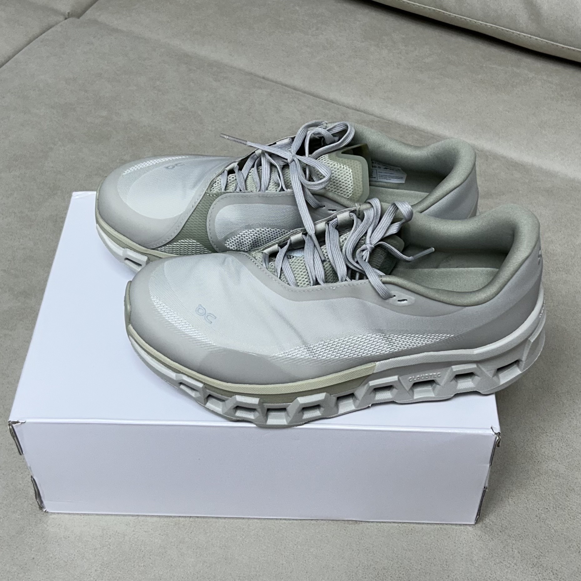 On Running x Post Archive Faction (Paf) Cloudmonster 2 Moondust Chalk, New Balance x District Vision Fuelcell Supercomp Elite v4 Aluminum Grey White 착용 스타일 - 2