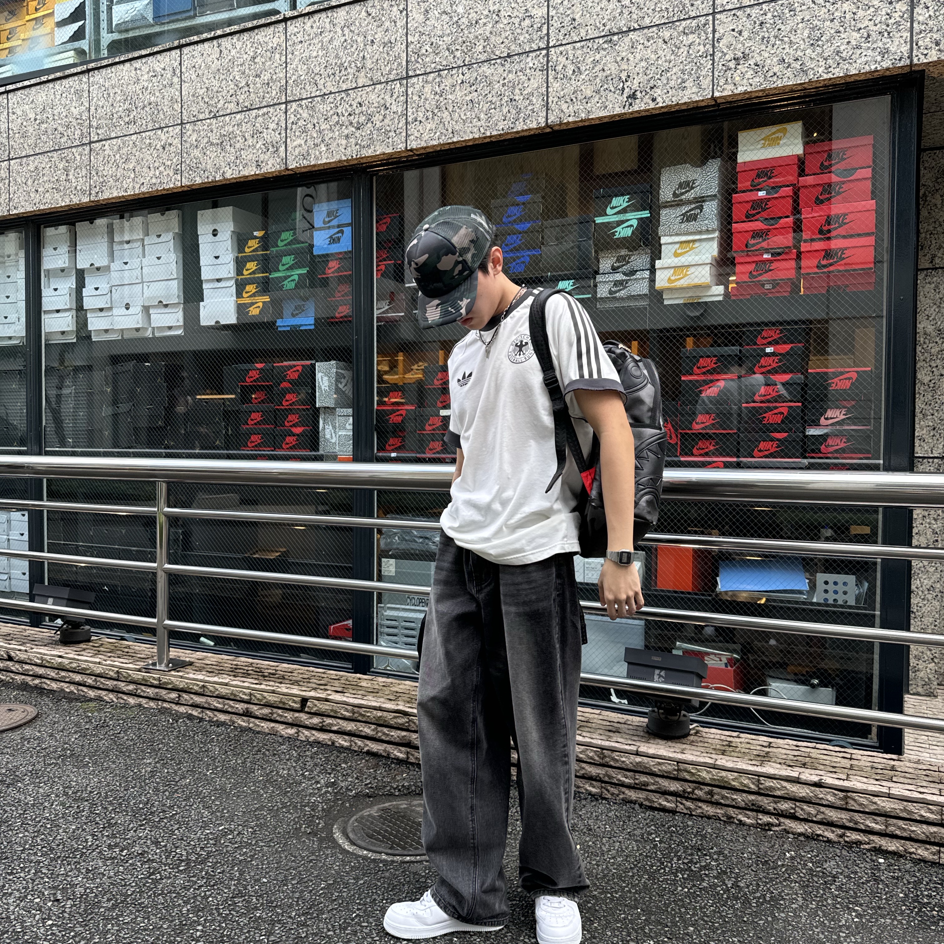 Adidas German Adicolor Classic 3-Stripes T-Shirt Off White - KR Sizing, Stussy Basic Trucker Cap Camo 착용 스타일 - 2