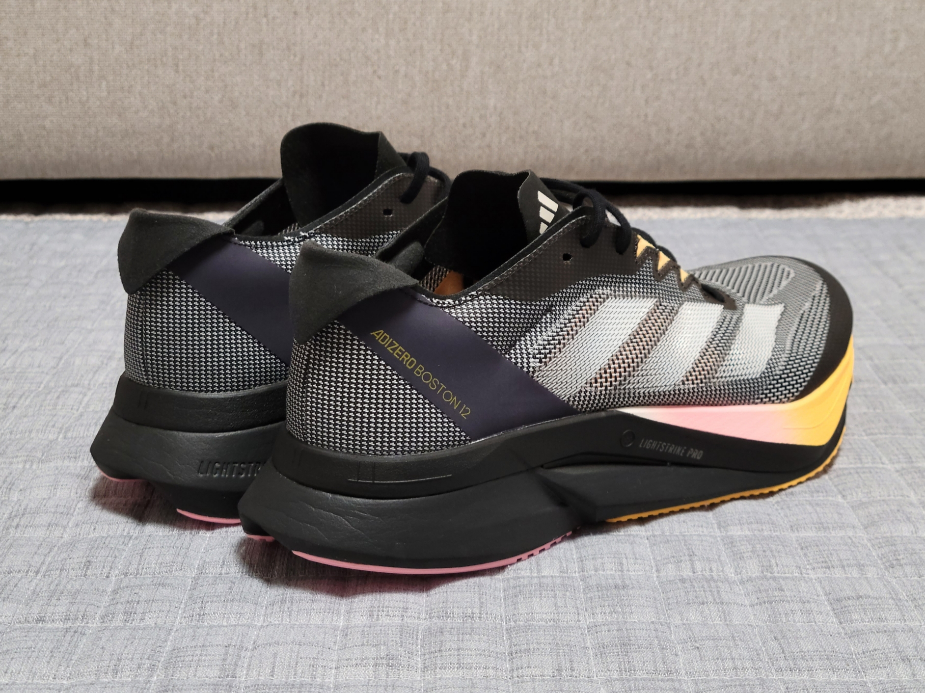 Adidas Adizero Boston 12 Core Black Zero Metalic 착용 스타일 - 3