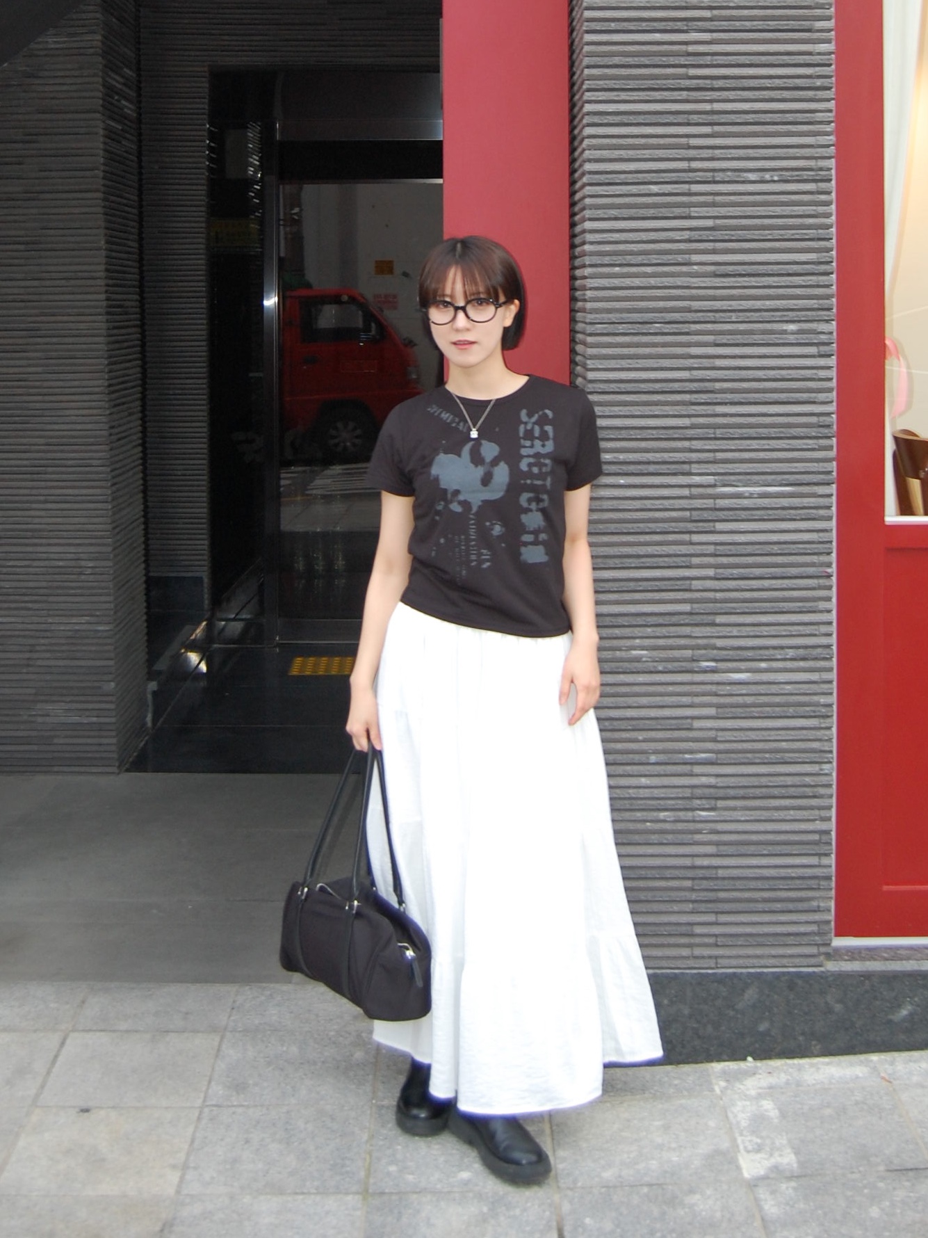 Matin Kim Sporty Tote Bag Black 착용 스타일