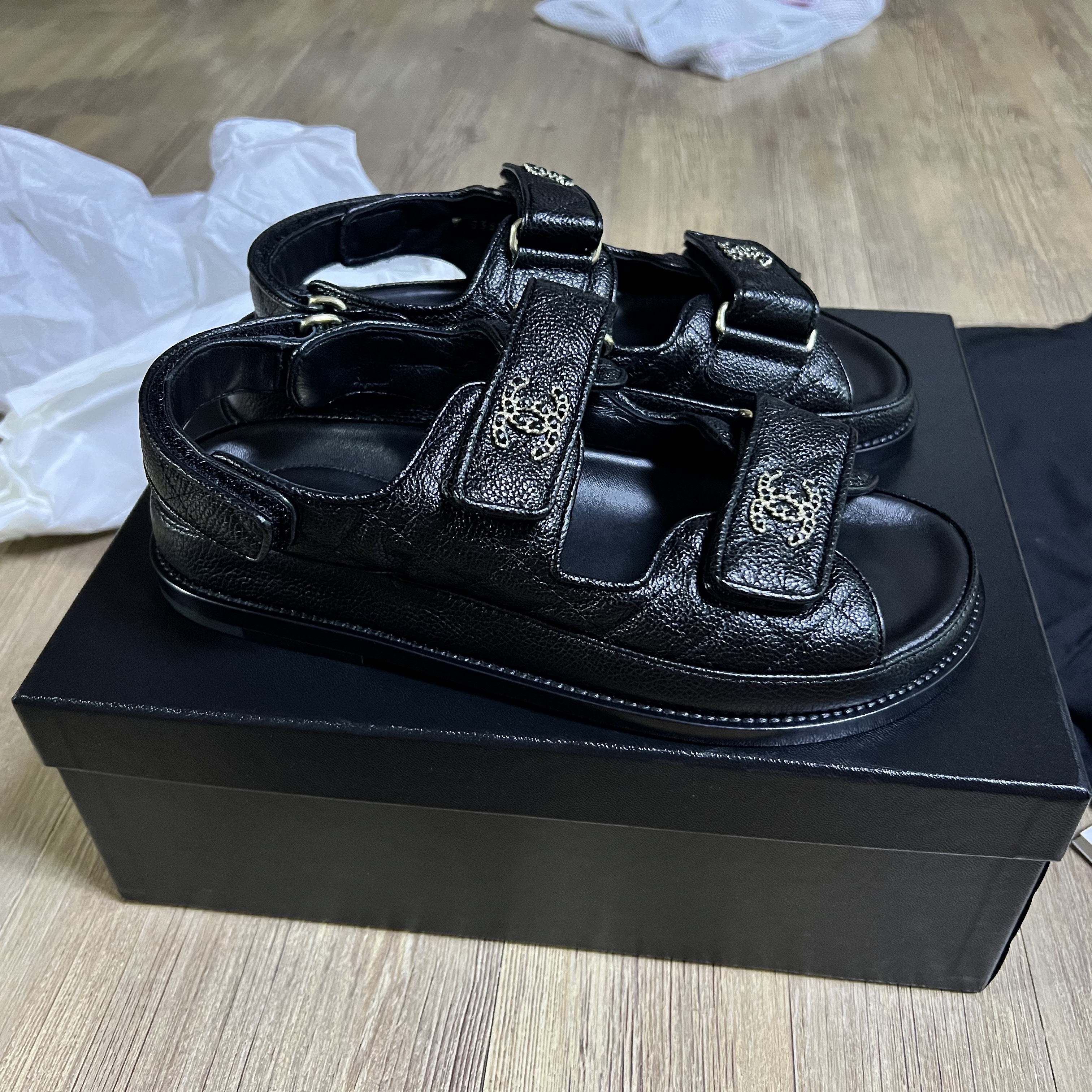 (W) Chanel Sandals Grained Calfskin & Black 착용 스타일 - 2