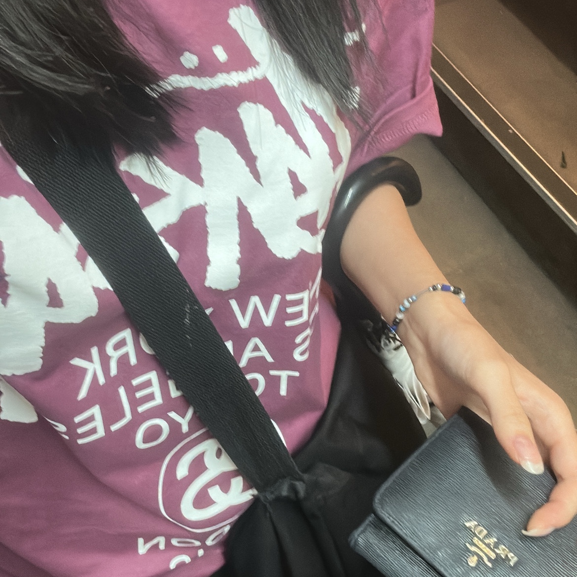 Stussy World Tour T-Shirt Berry 2024 착용 스타일 - 1