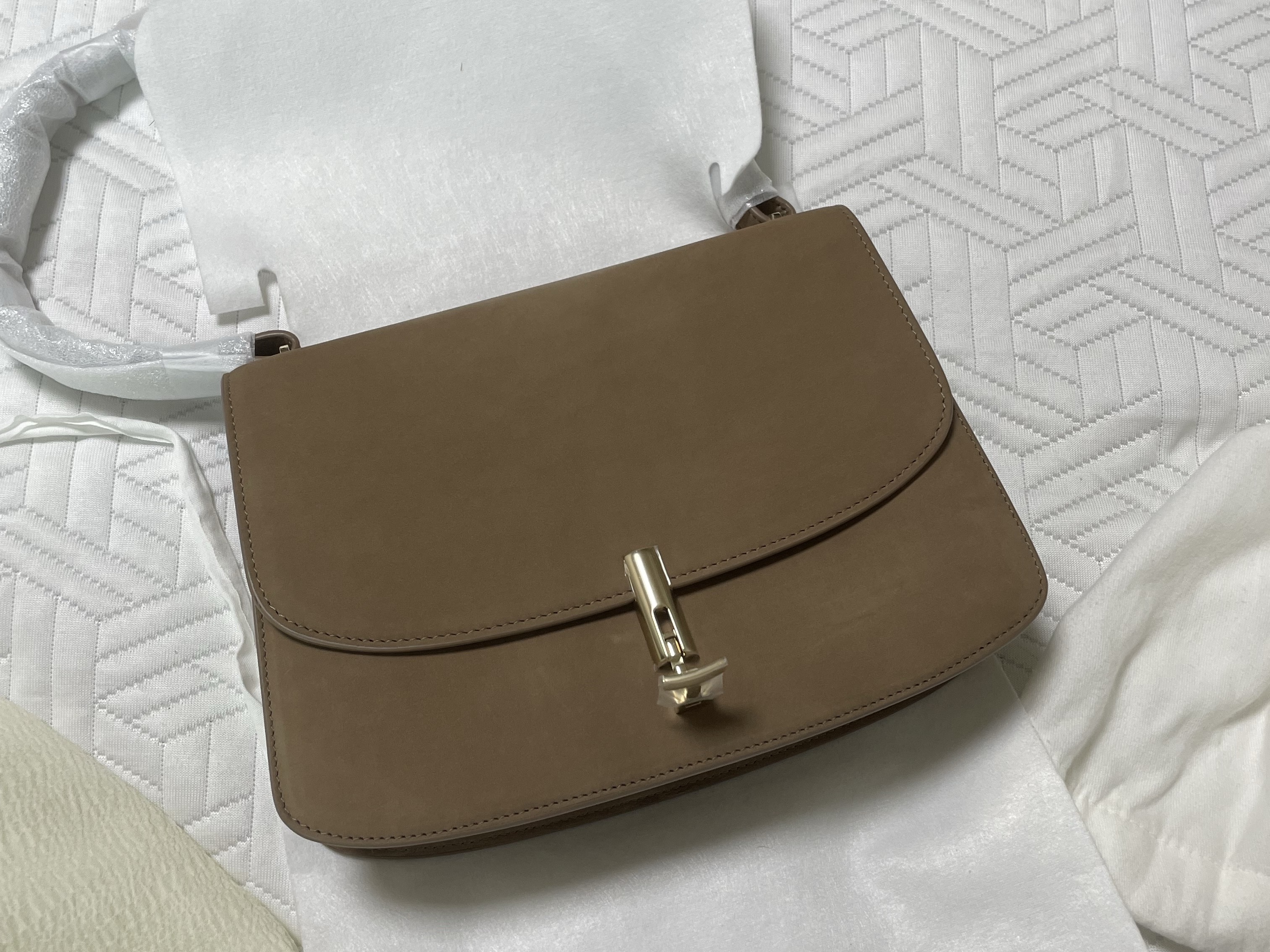 The Row Sofia 10 Shoulder Bag in Nubuck Tundra 착용 스타일