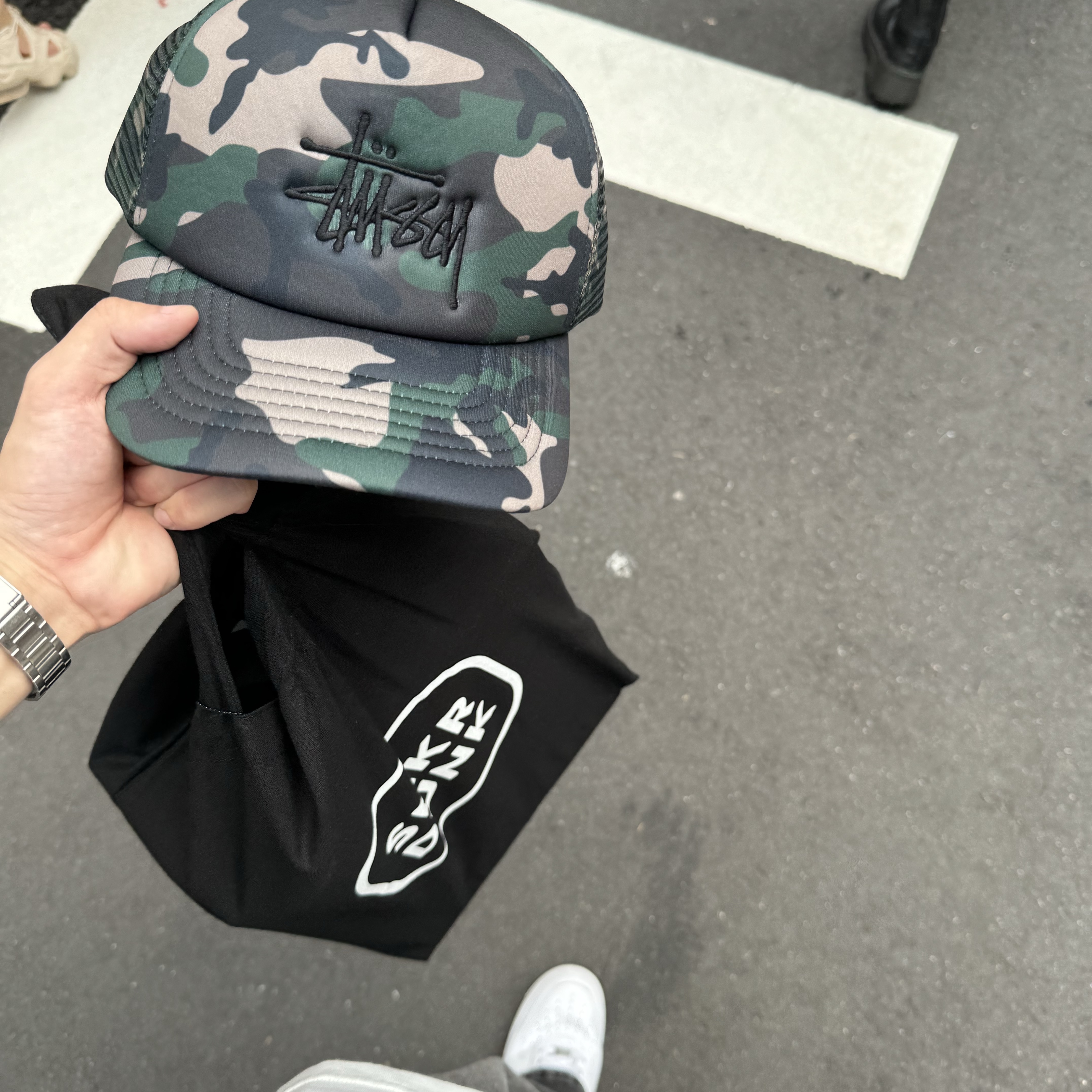 Adidas German Adicolor Classic 3-Stripes T-Shirt Off White - KR Sizing, Stussy Basic Trucker Cap Camo 착용 스타일 - 4