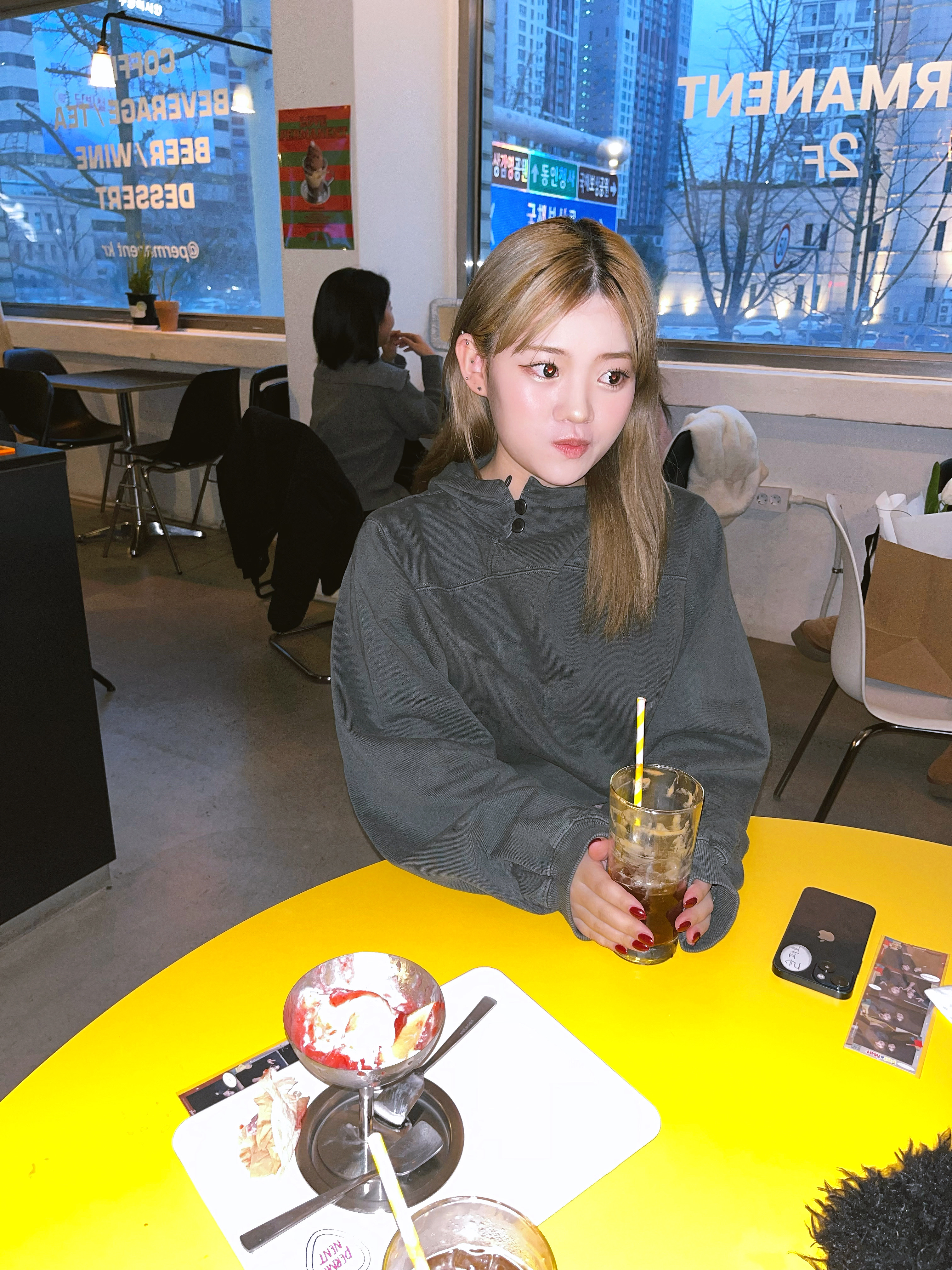 (W) Mischief Side Button Up Crop Hoodie Washed Charcoal, (W) Mischief Rhombus Slouchy Washed Jeans Rose Brown 착용 스타일 - 1