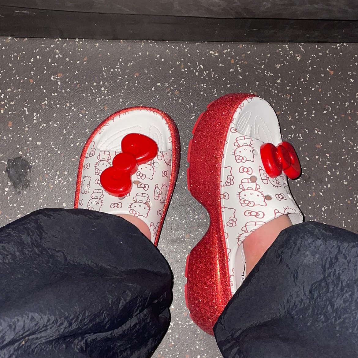 Crocs x Hello Kitty Stomp Slide White Red 착용 스타일