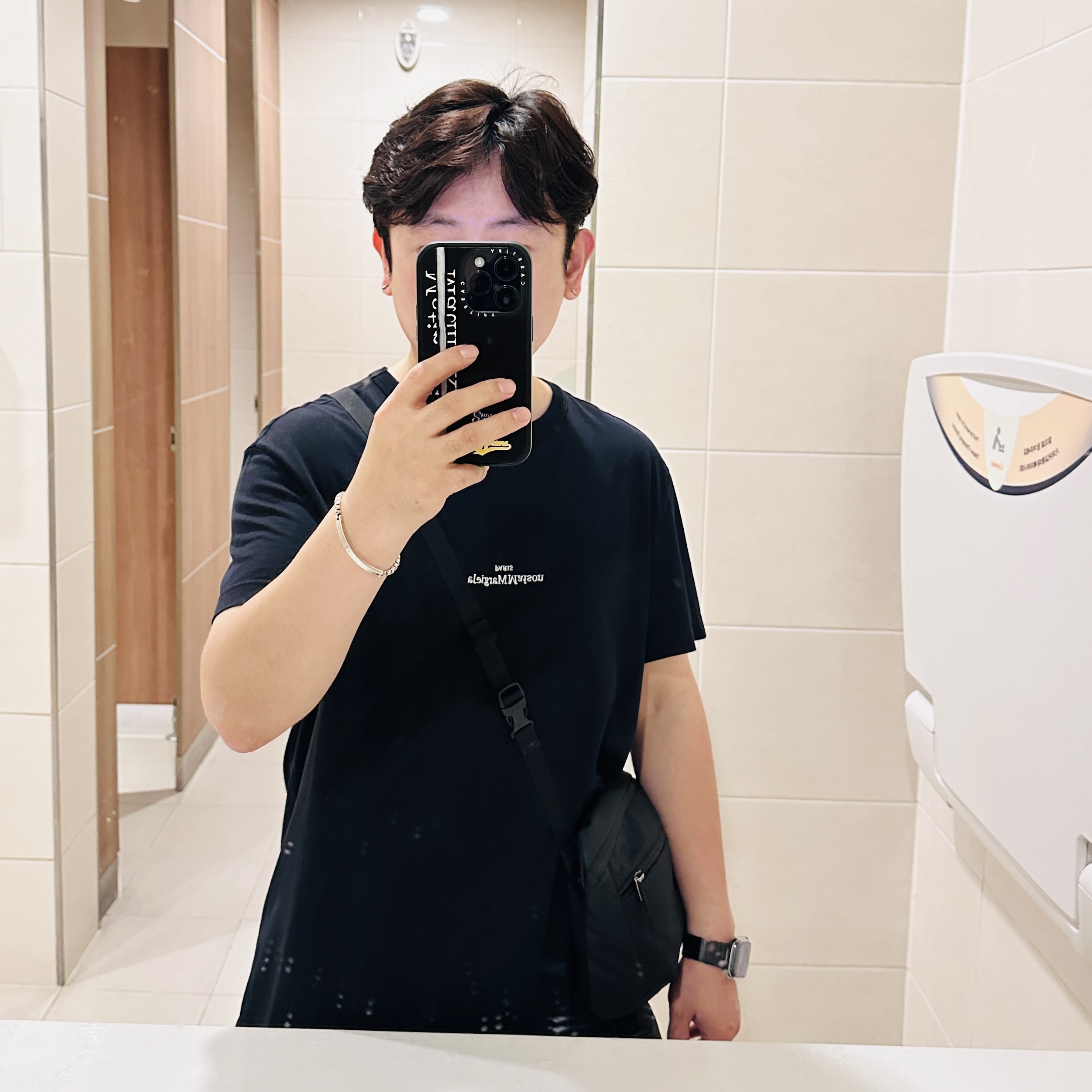 Maison Margiela Distorted Logo T-Shirt Black, Arc'teryx Mantis 2 Waistpack Black II 착용 스타일
