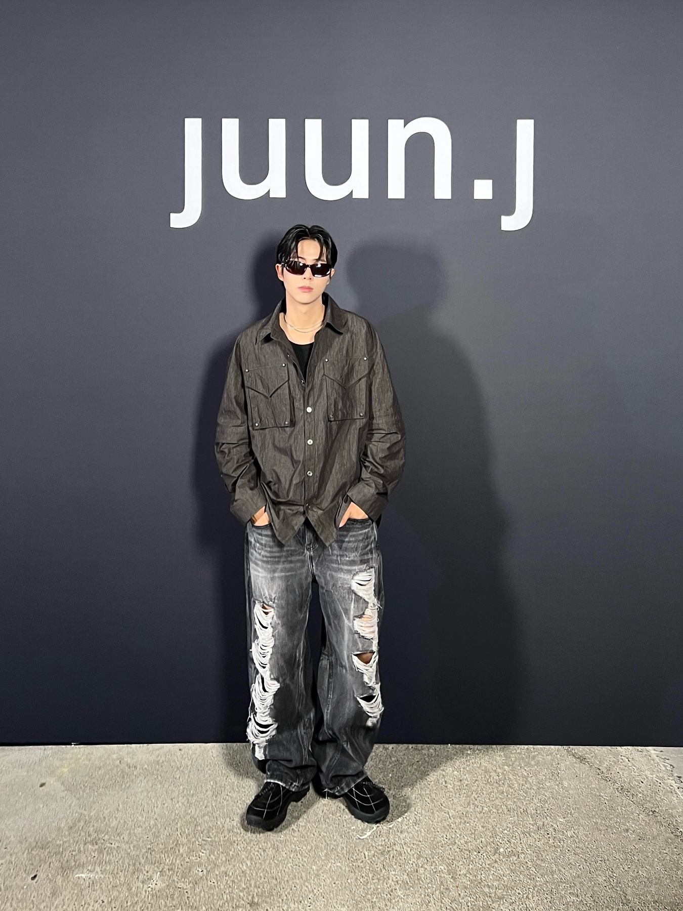 Millo Archive Reflect Curved Damage Pants Washed Black 착용 스타일 - 2